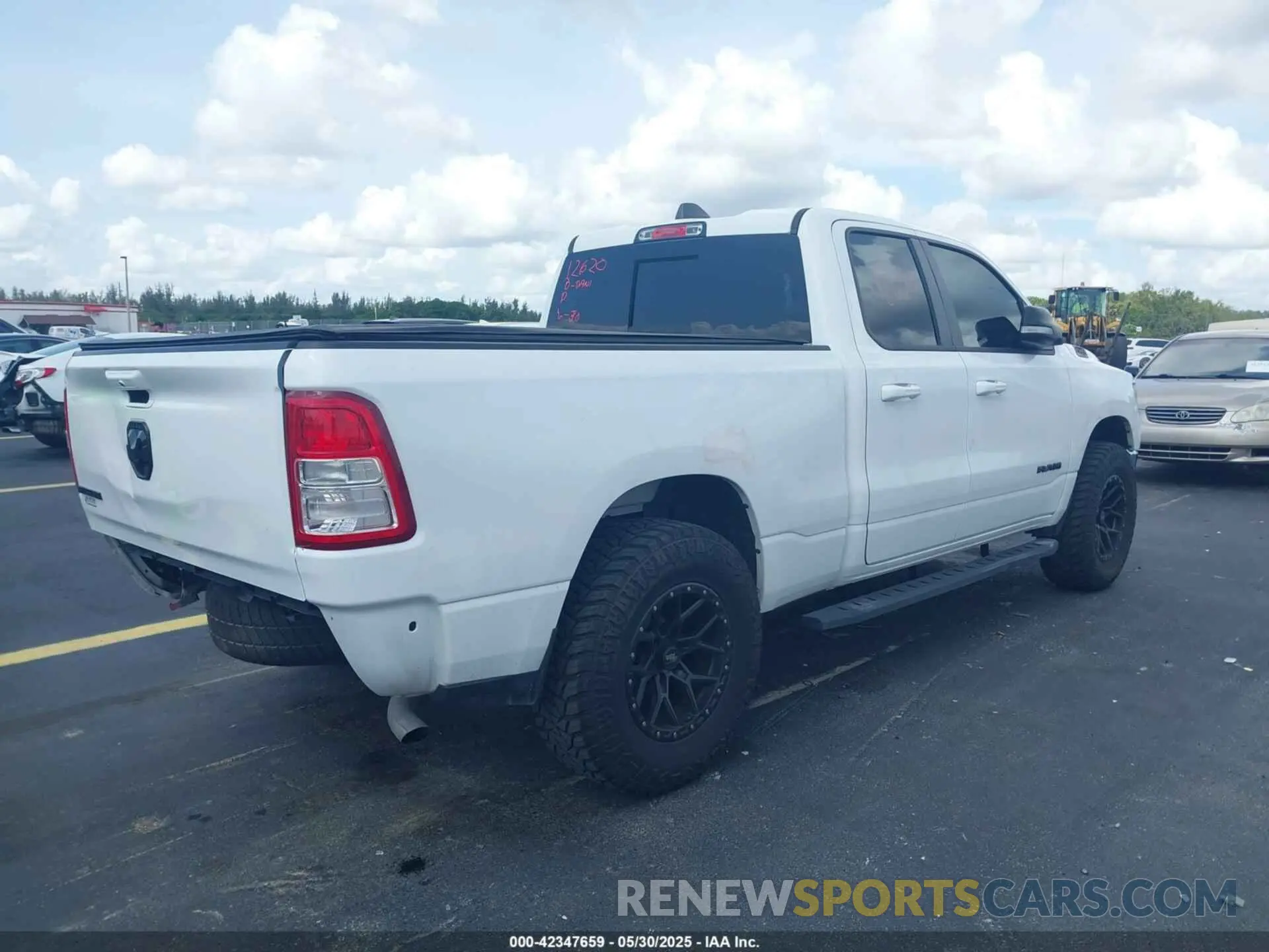 4 fotografías del automóvil dañado 1C6RREBG8MN748998 RAM 1500 2021