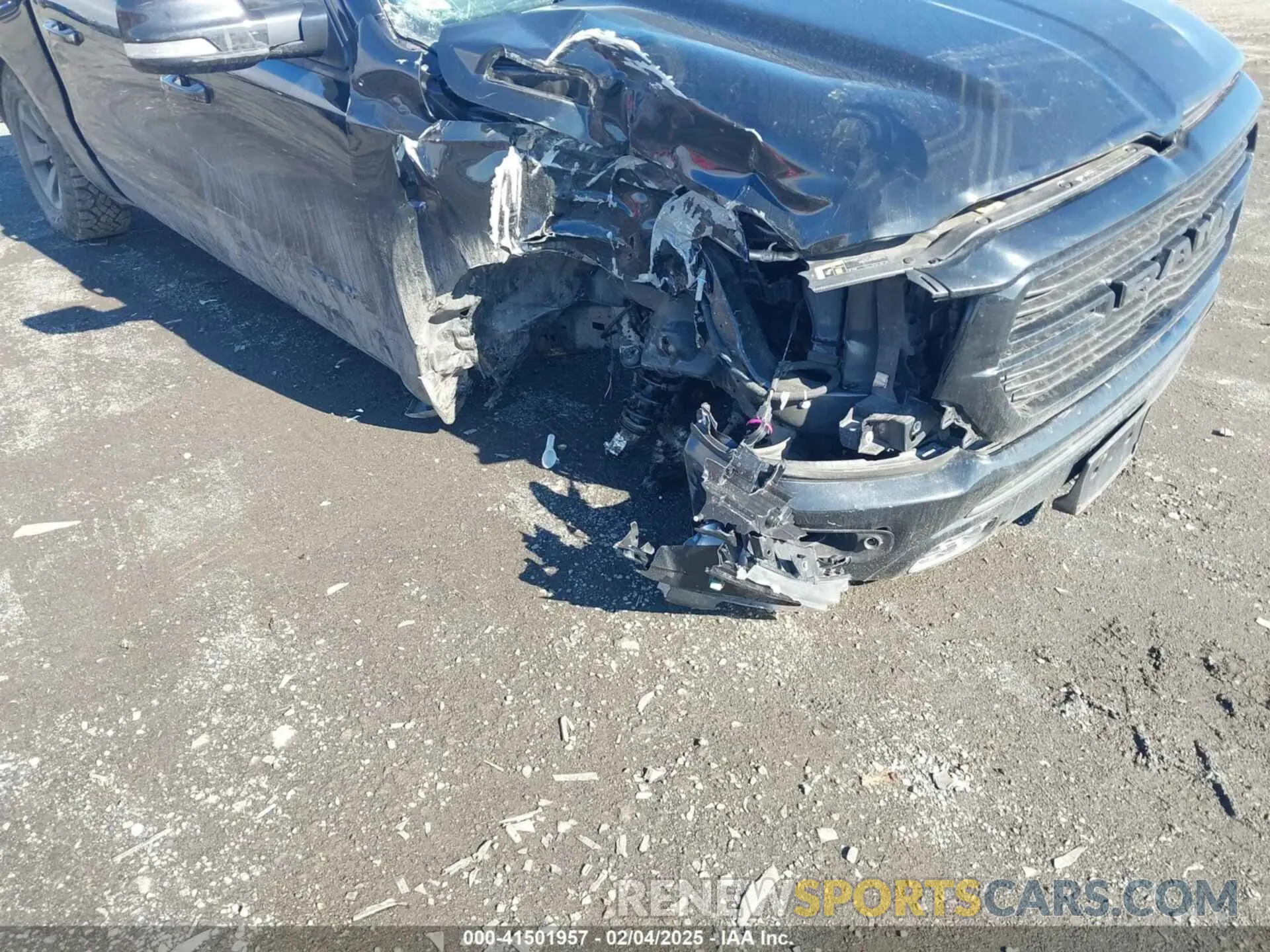 18 fotografías del automóvil dañado 1C6RREFT1MN690725 RAM 1500 2021