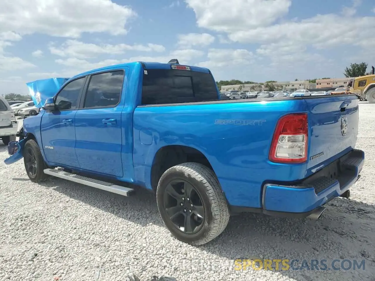 2 fotografías del automóvil dañado 1C6RREFT5MN690677 RAM 1500 2021