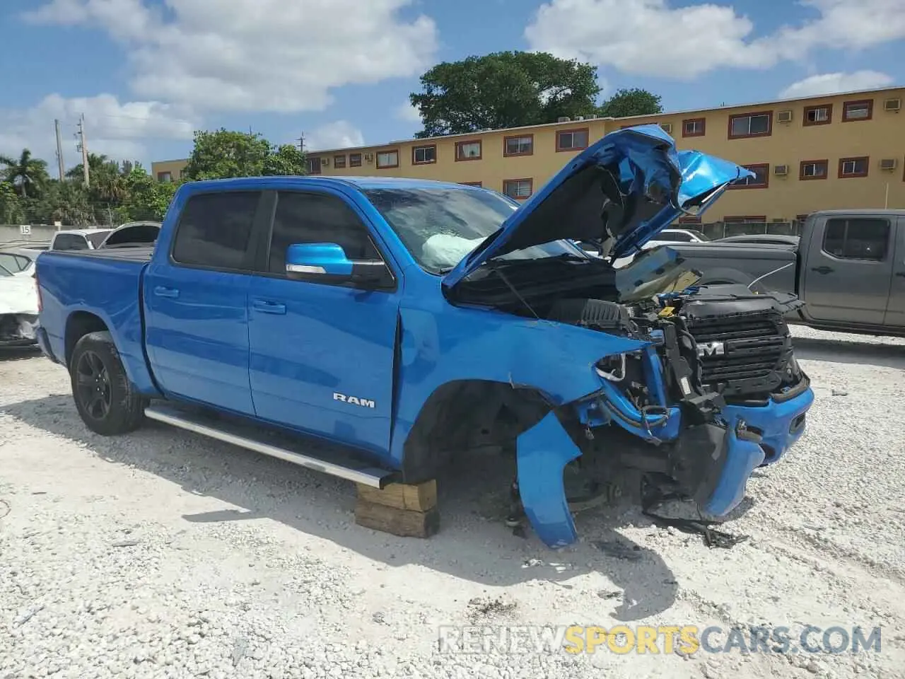 4 fotografías del automóvil dañado 1C6RREFT5MN690677 RAM 1500 2021