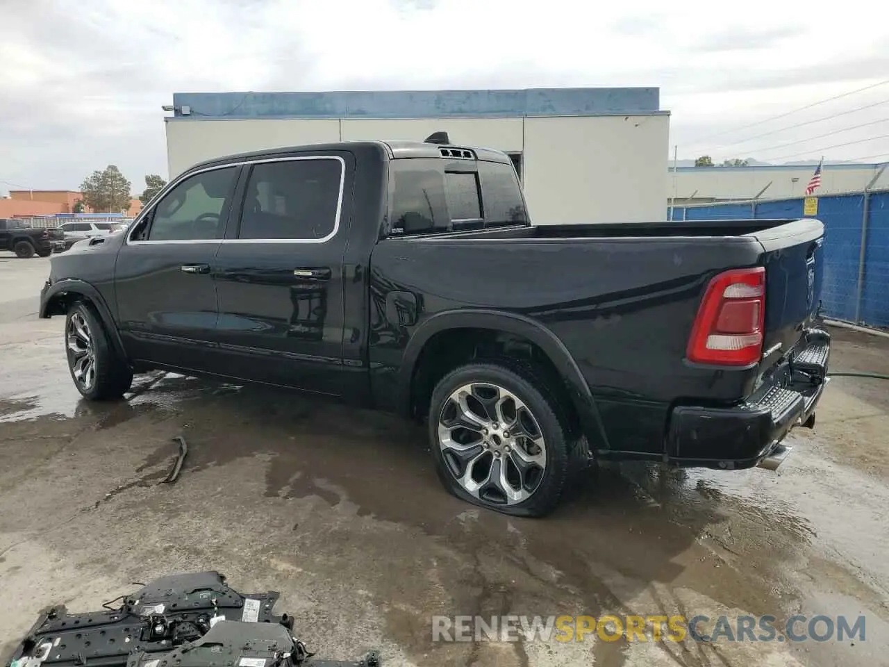 2 fotografías del automóvil dañado 1C6RREHT9MN833708 RAM 1500 2021