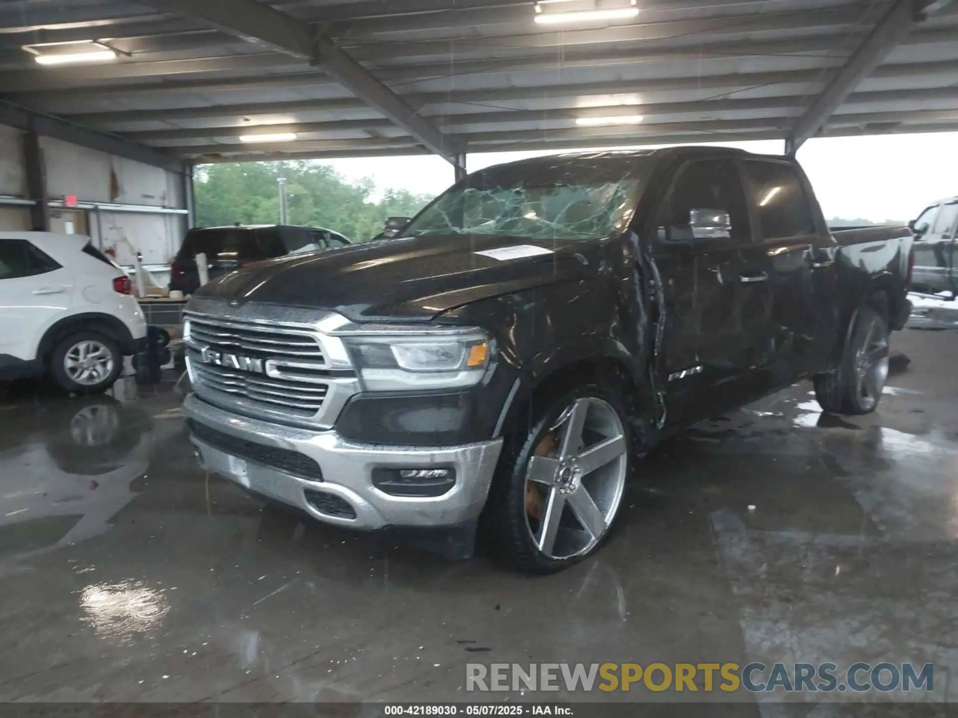 2 fotografías del automóvil dañado 1C6RREJT6MN768388 RAM 1500 2021