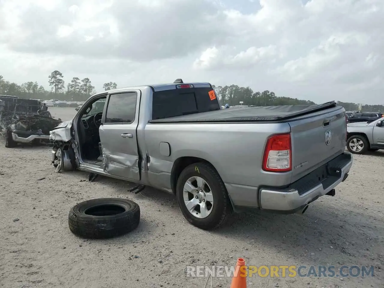 2 fotografías del automóvil dañado 1C6RREMT0MN750111 RAM 1500 2021