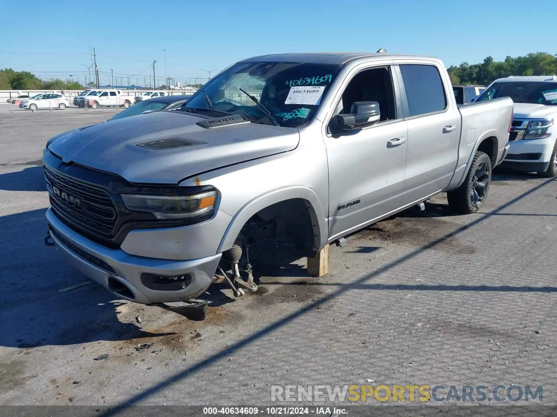 2 fotografías del automóvil dañado 1C6SRFHT1MN510020 RAM 1500 2021