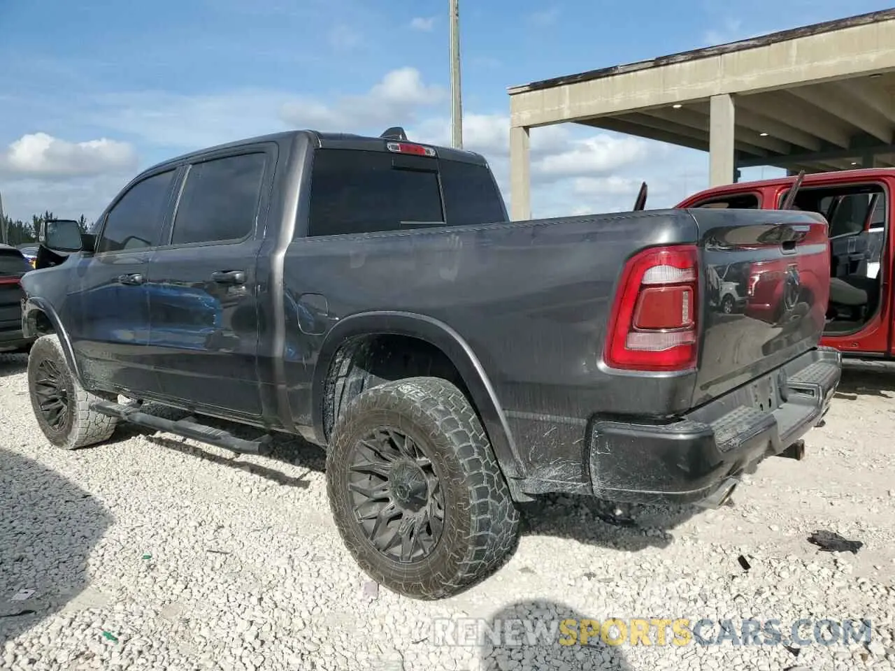 2 fotografías del automóvil dañado 1C6SRFJT0MN796520 RAM 1500 2021