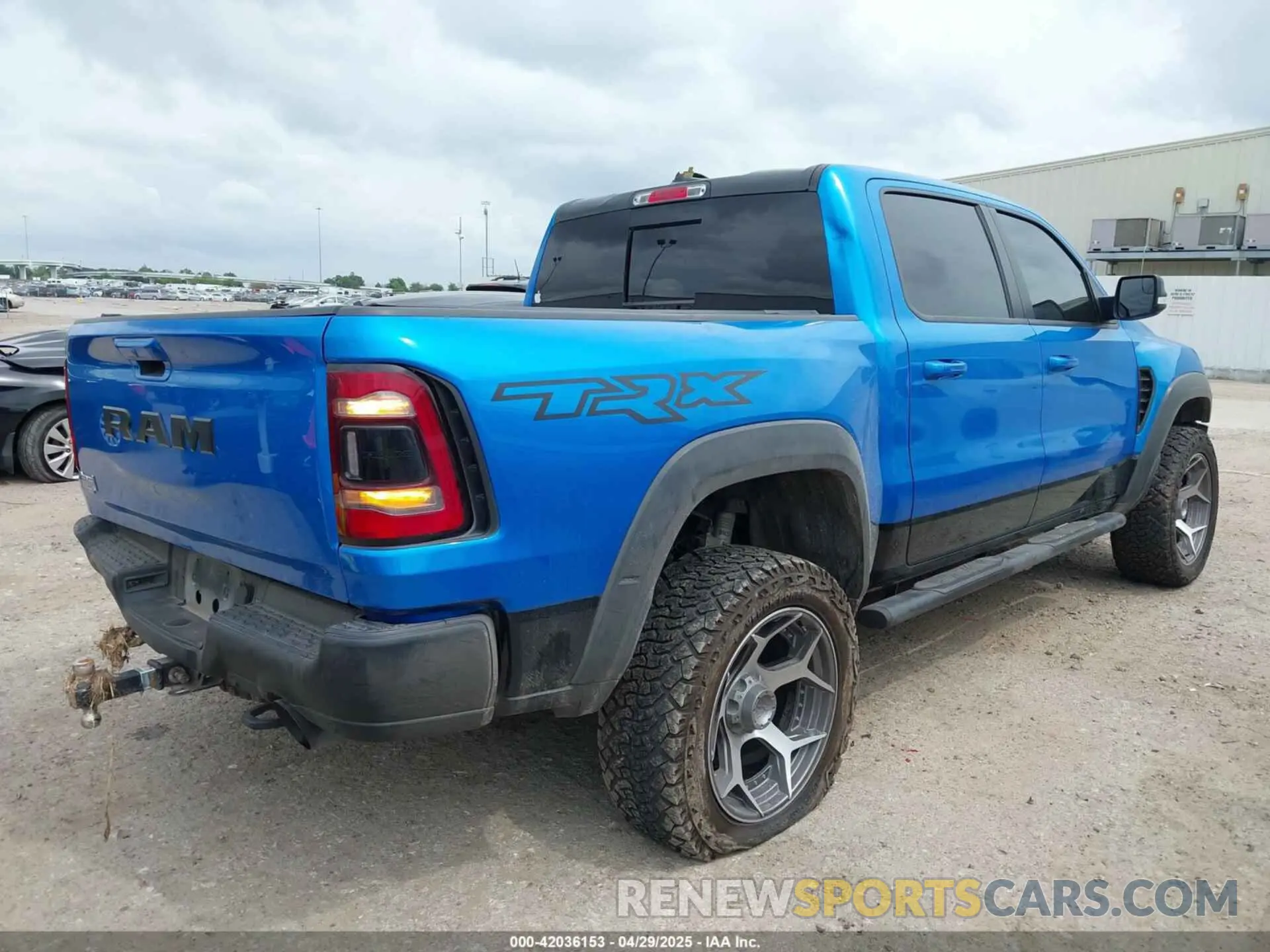 4 fotografías del automóvil dañado 1C6SRFU91MN903851 RAM 1500 2021