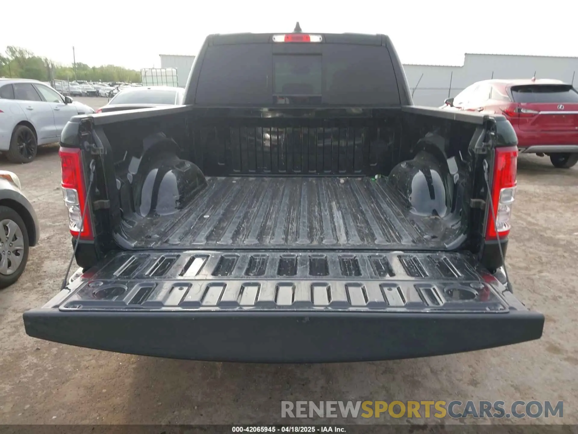 16 fotografías del automóvil dañado 1C6RREFG1NN253599 RAM 1500 2022