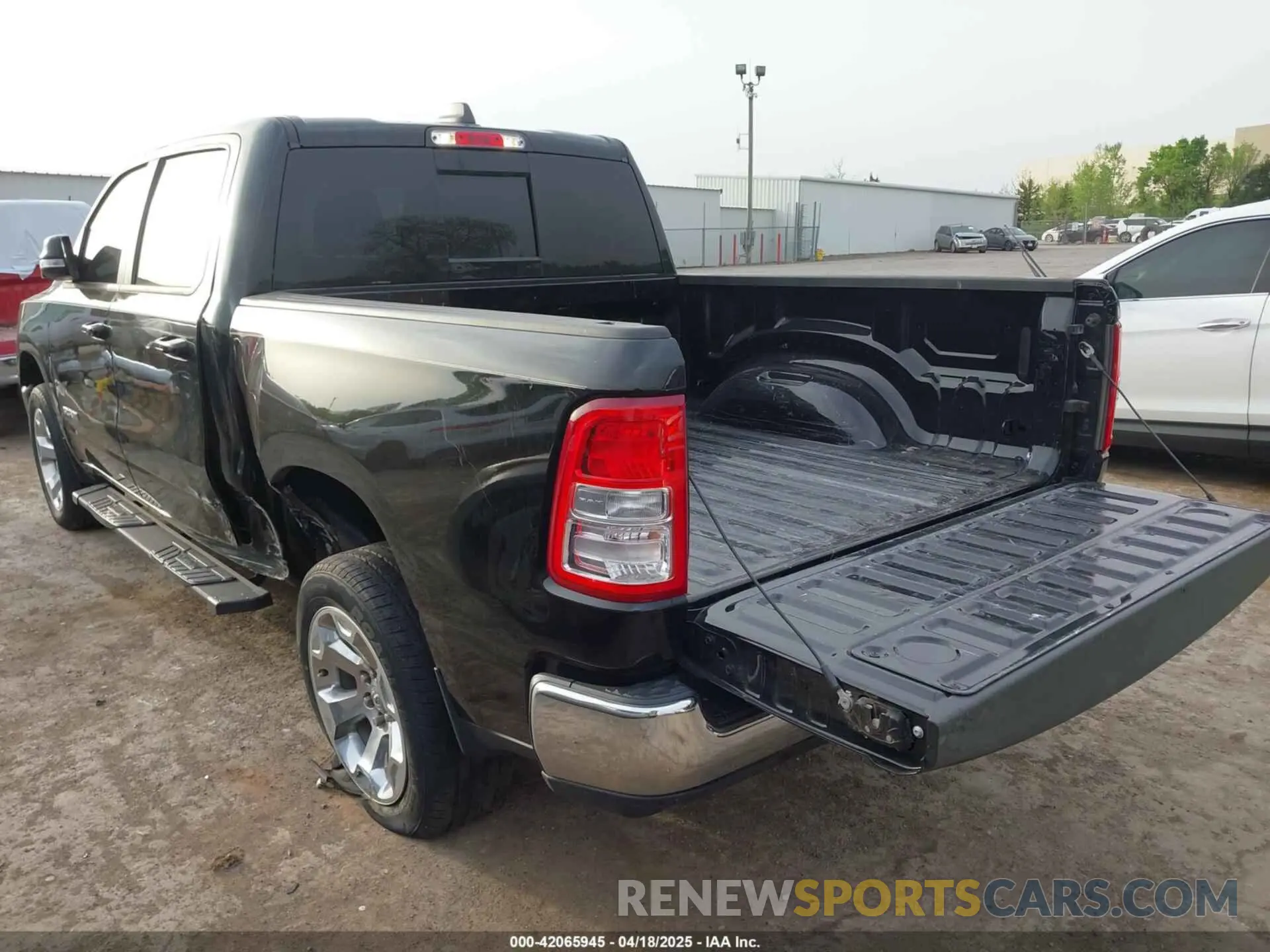 3 fotografías del automóvil dañado 1C6RREFG1NN253599 RAM 1500 2022