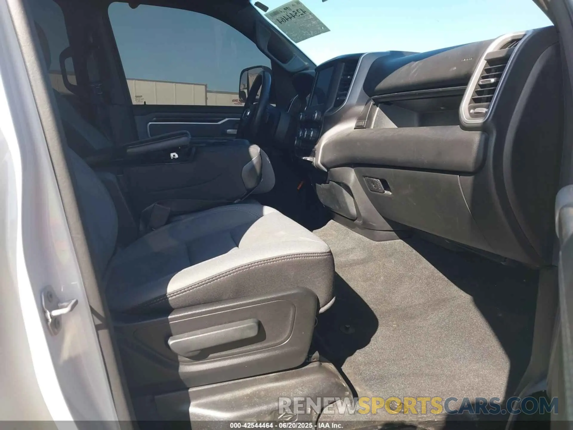 5 fotografías del automóvil dañado 1C6RREFT2NN261188 RAM 1500 2022
