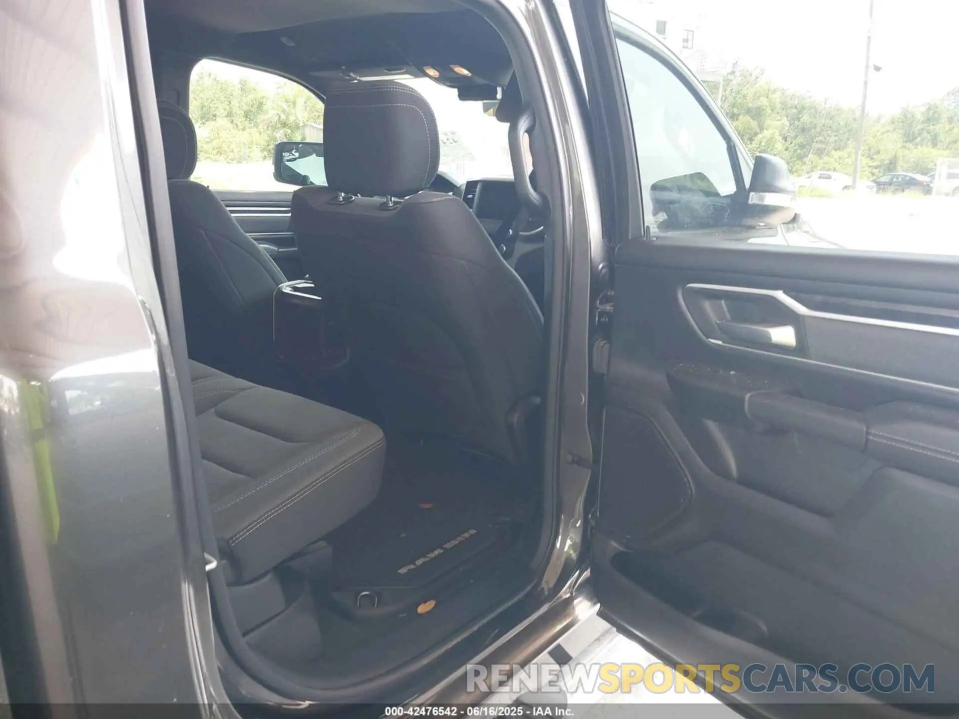 8 fotografías del automóvil dañado 1C6RREMT5NN190846 RAM 1500 2022