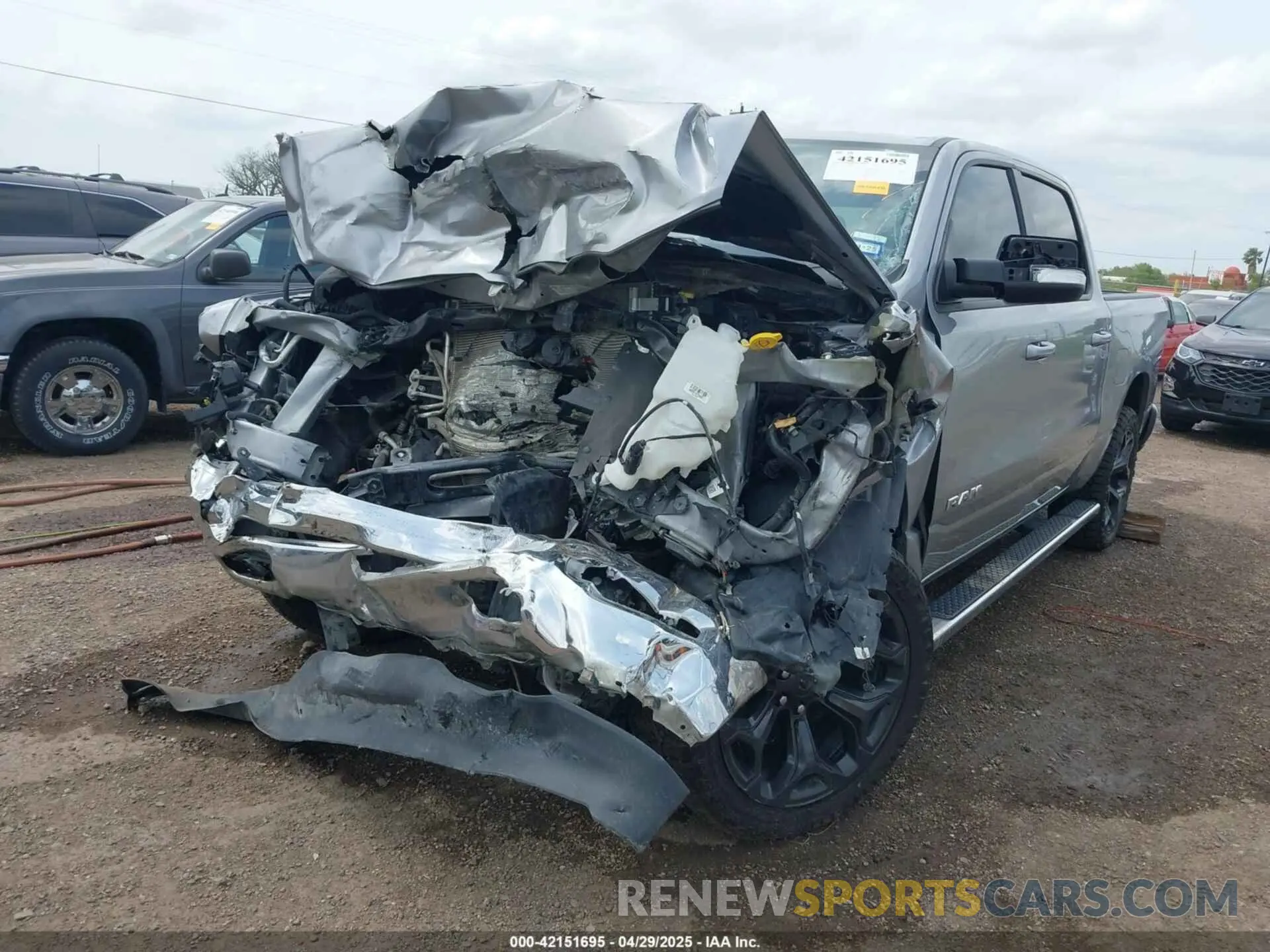 2 fotografías del automóvil dañado 1C6RRFFG6NN343191 RAM 1500 2022