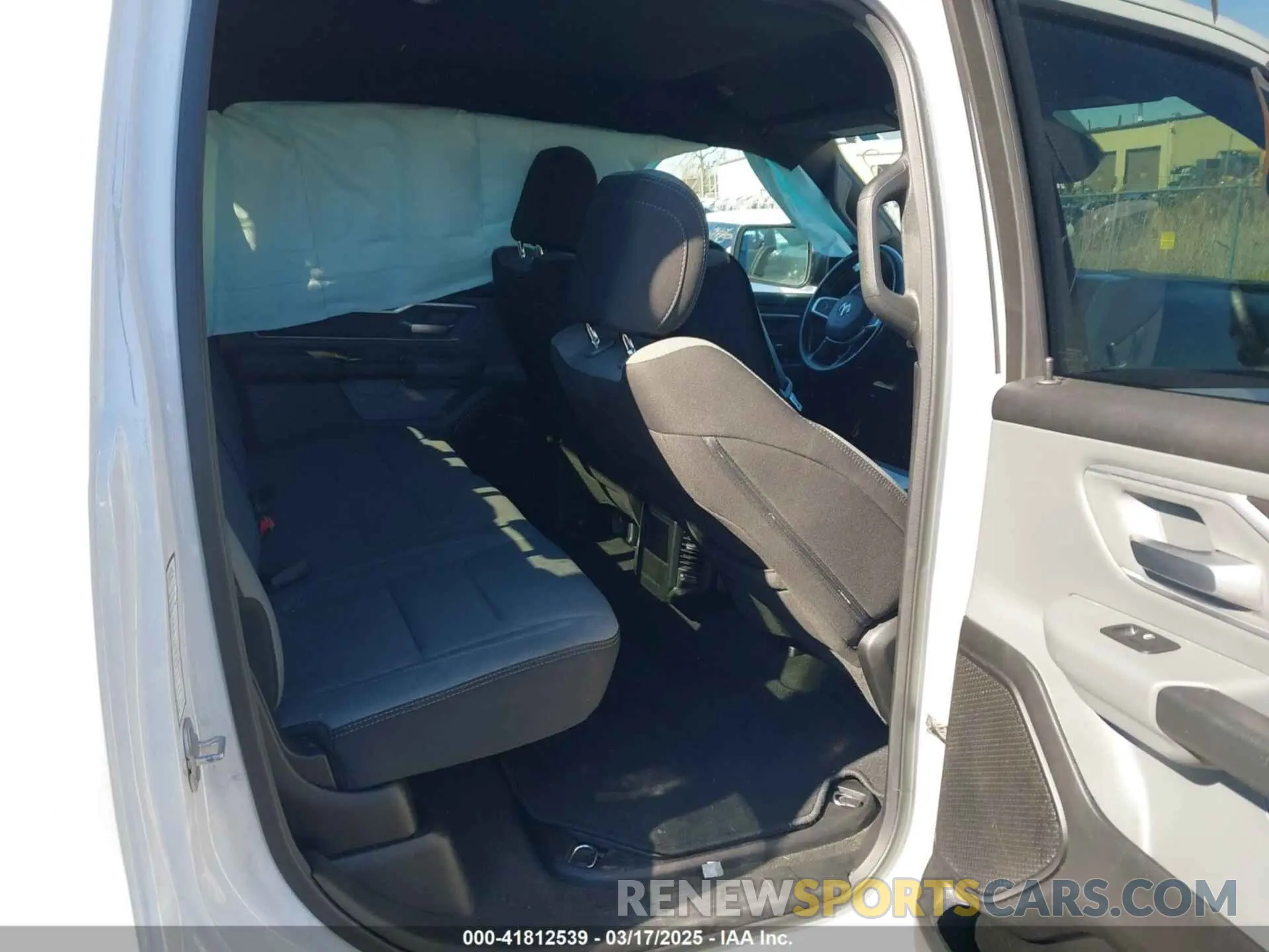 8 fotografías del automóvil dañado 1C6RREFT5PN592589 RAM 1500 2023