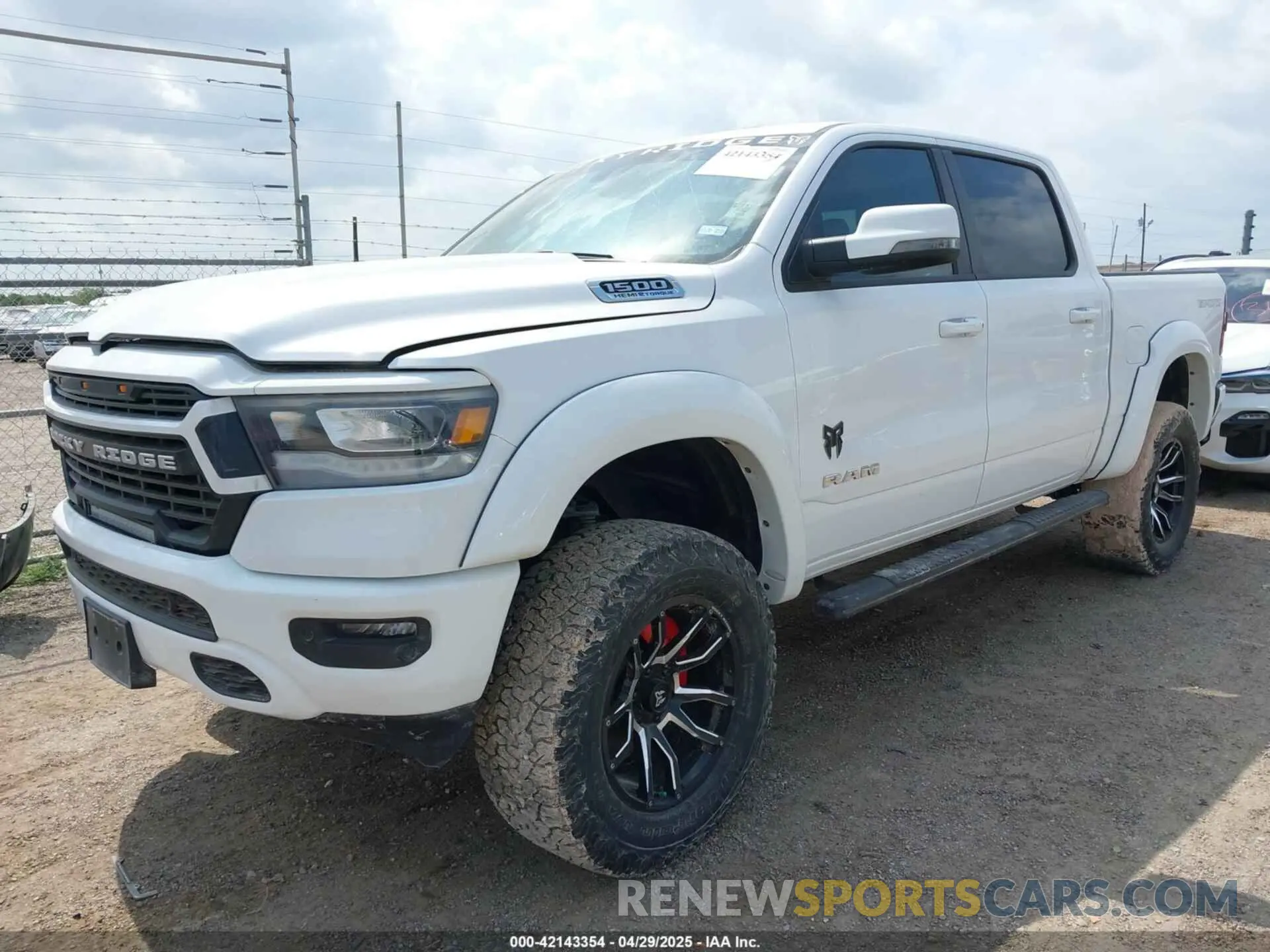 2 fotografías del automóvil dañado 1C6SRFFT9PN533410 RAM 1500 2023