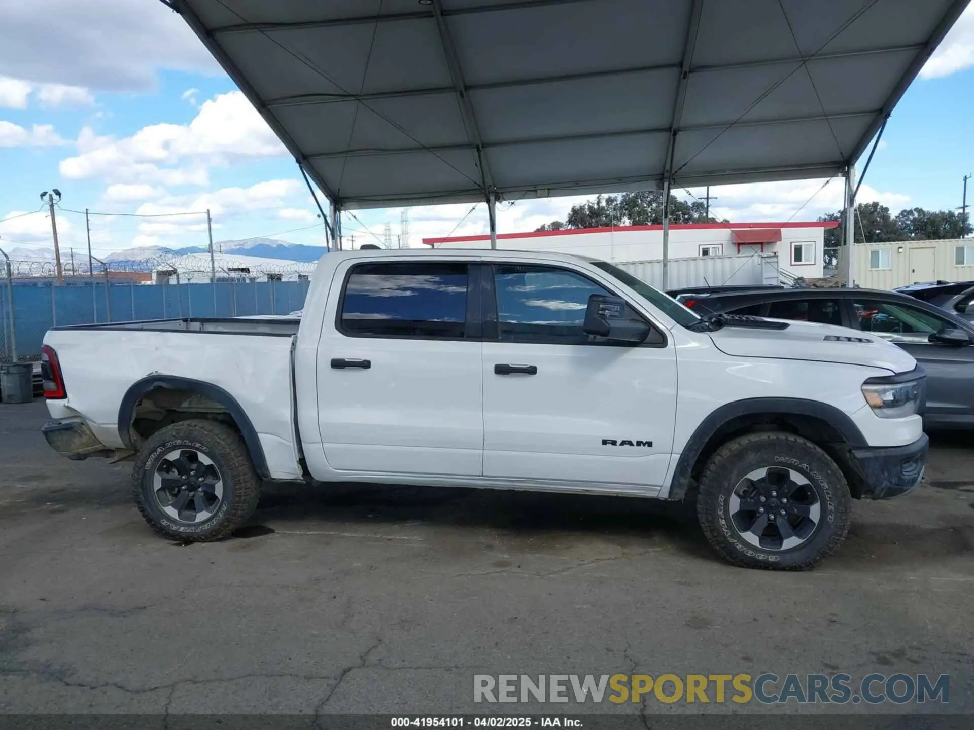 13 fotografías del automóvil dañado 1C6SRFLT5PN588604 RAM 1500 2023