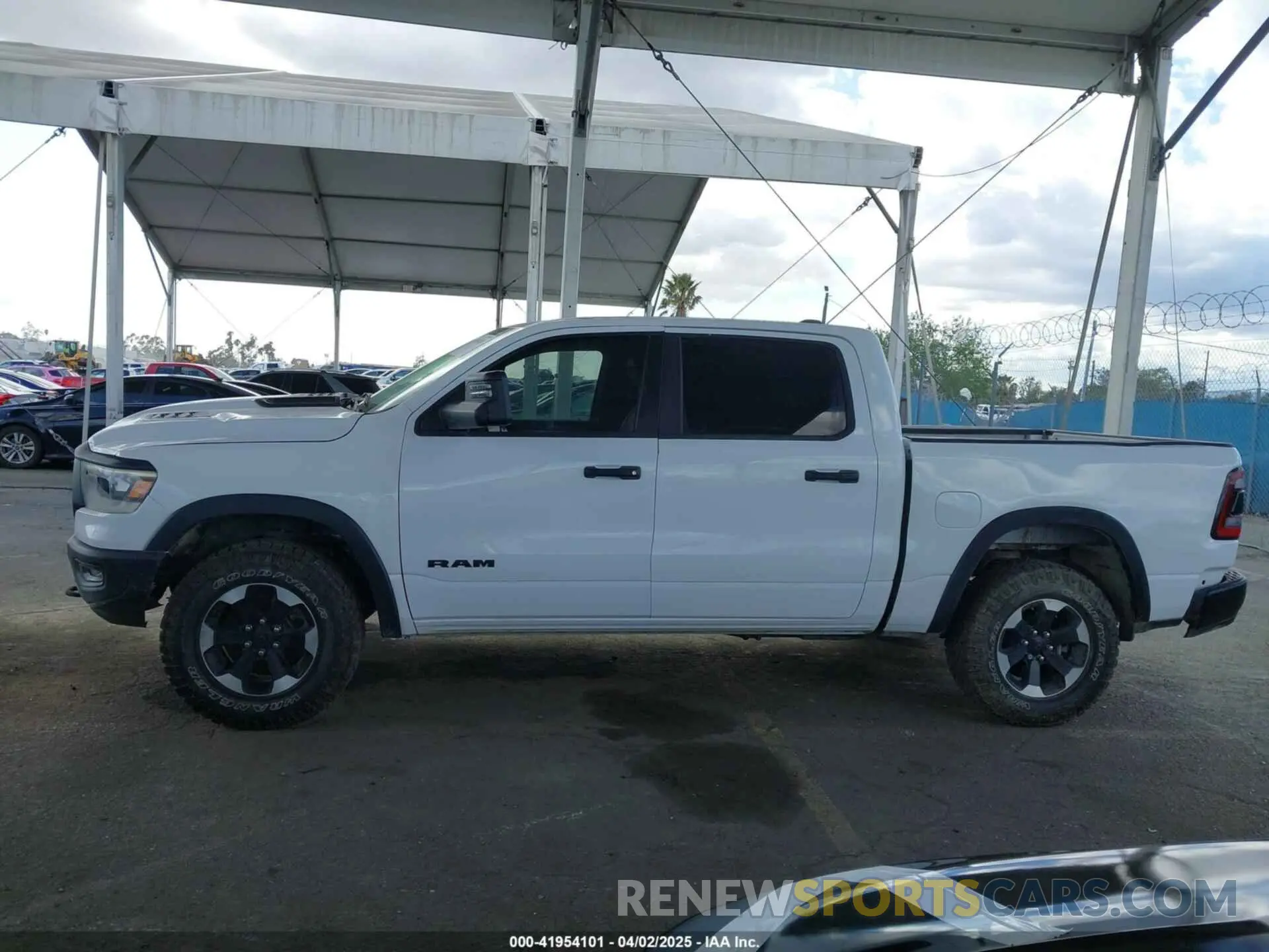 14 fotografías del automóvil dañado 1C6SRFLT5PN588604 RAM 1500 2023