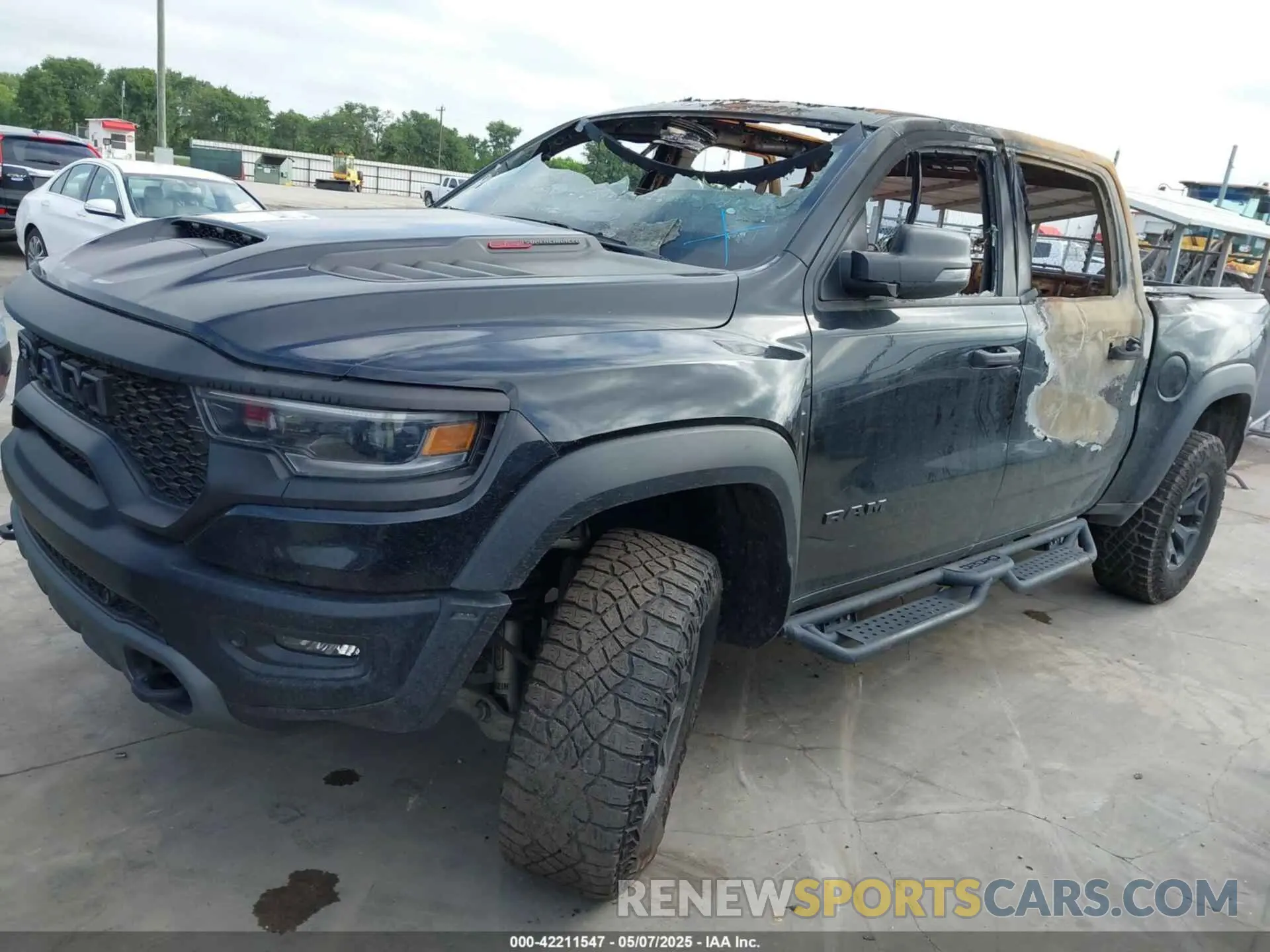 2 fotografías del automóvil dañado 1C6SRFU94PN509443 RAM 1500 2023