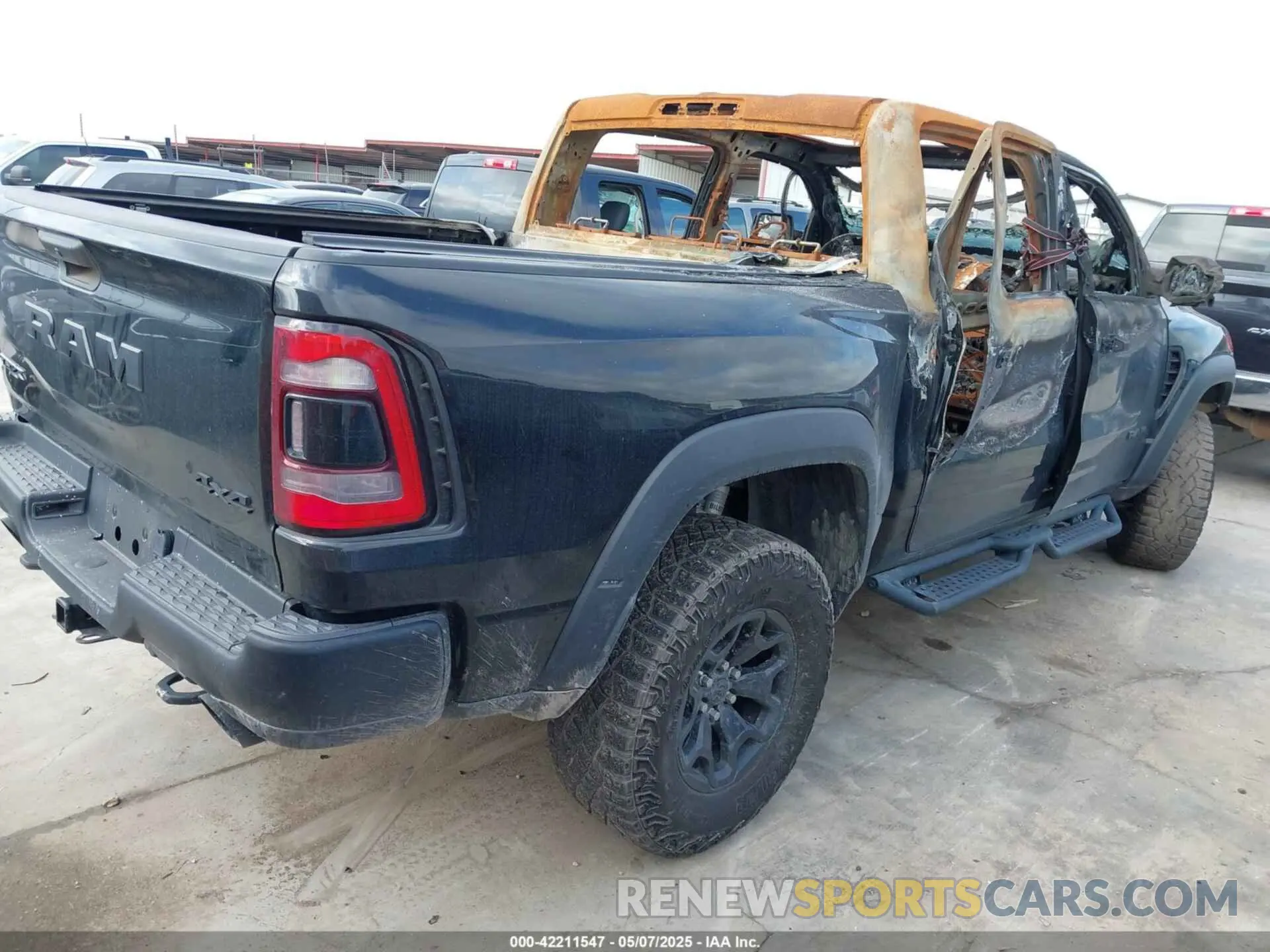 4 fotografías del automóvil dañado 1C6SRFU94PN509443 RAM 1500 2023