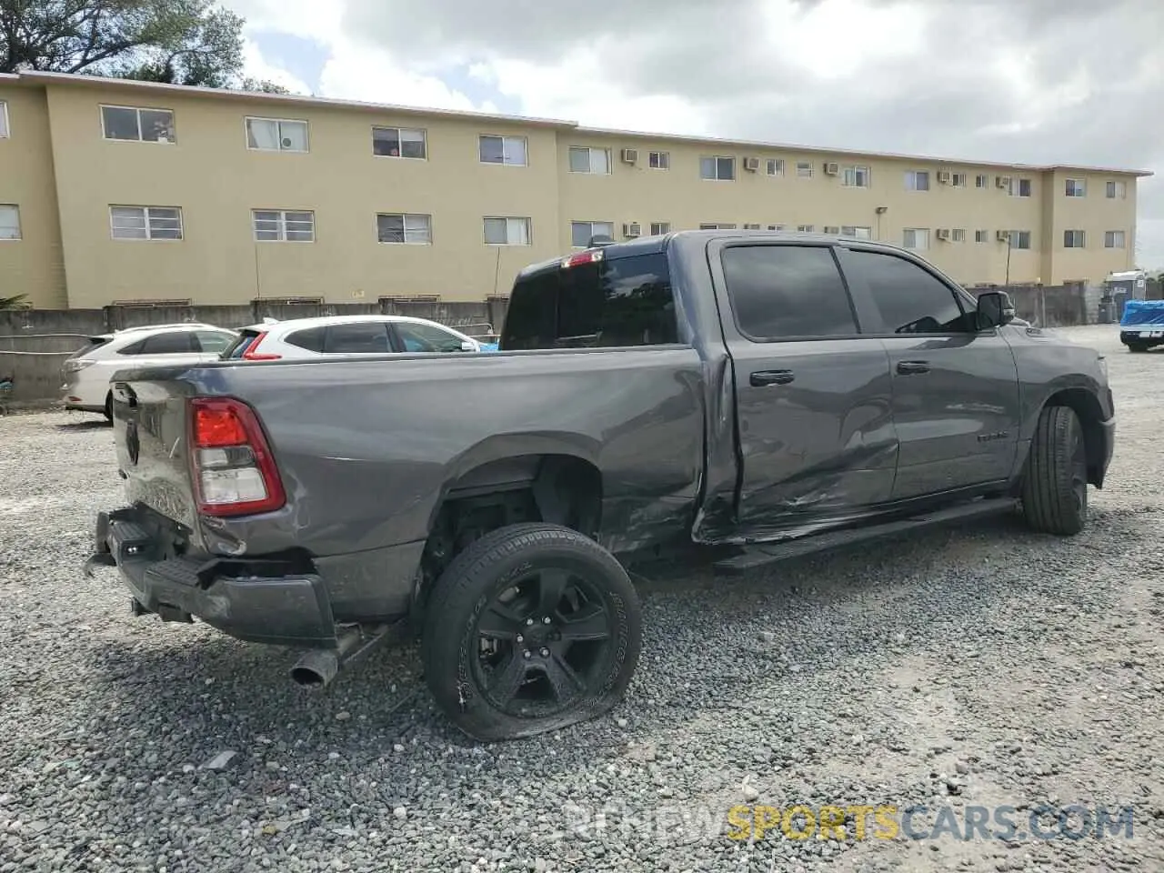 3 fotografías del automóvil dañado 1C6RREMT5RN100942 RAM 1500 2024