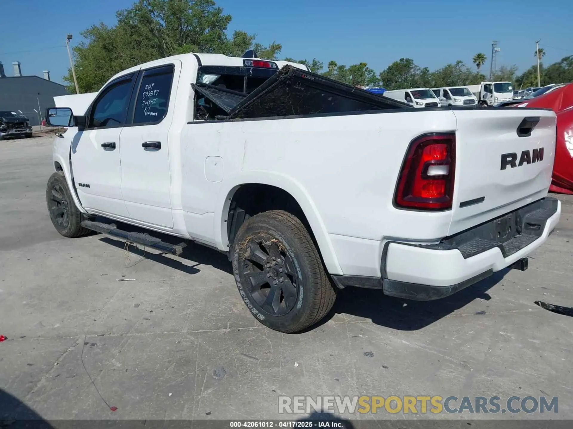 3 fotografías del automóvil dañado 1C6RREBG7SN570059 RAM 1500 2025