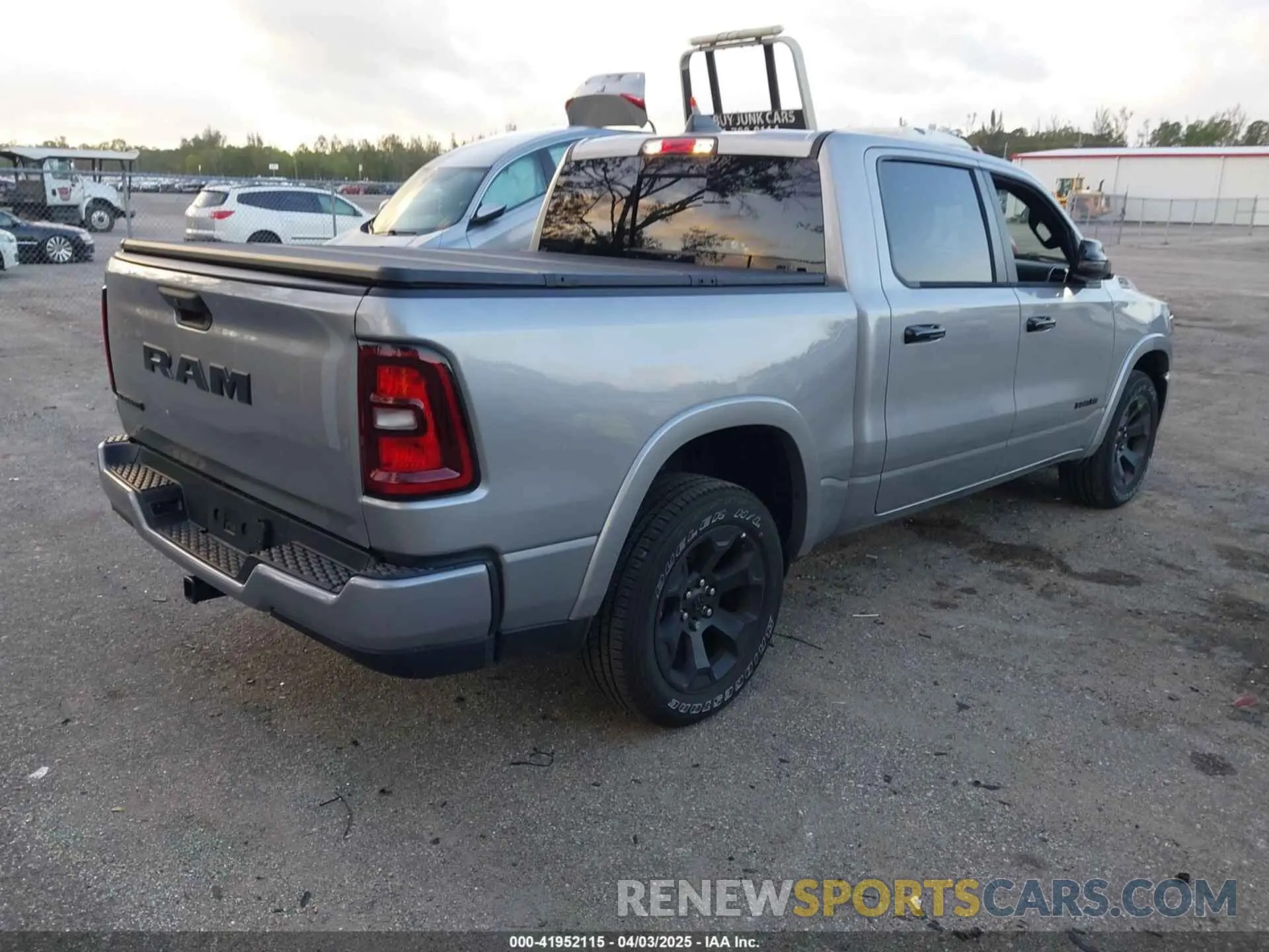 4 fotografías del automóvil dañado 1C6RREFG9SN527515 RAM 1500 2025