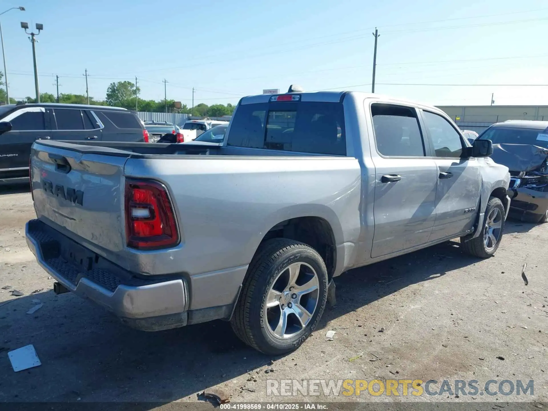 4 fotografías del automóvil dañado 1C6RREGG7SN661339 RAM 1500 2025
