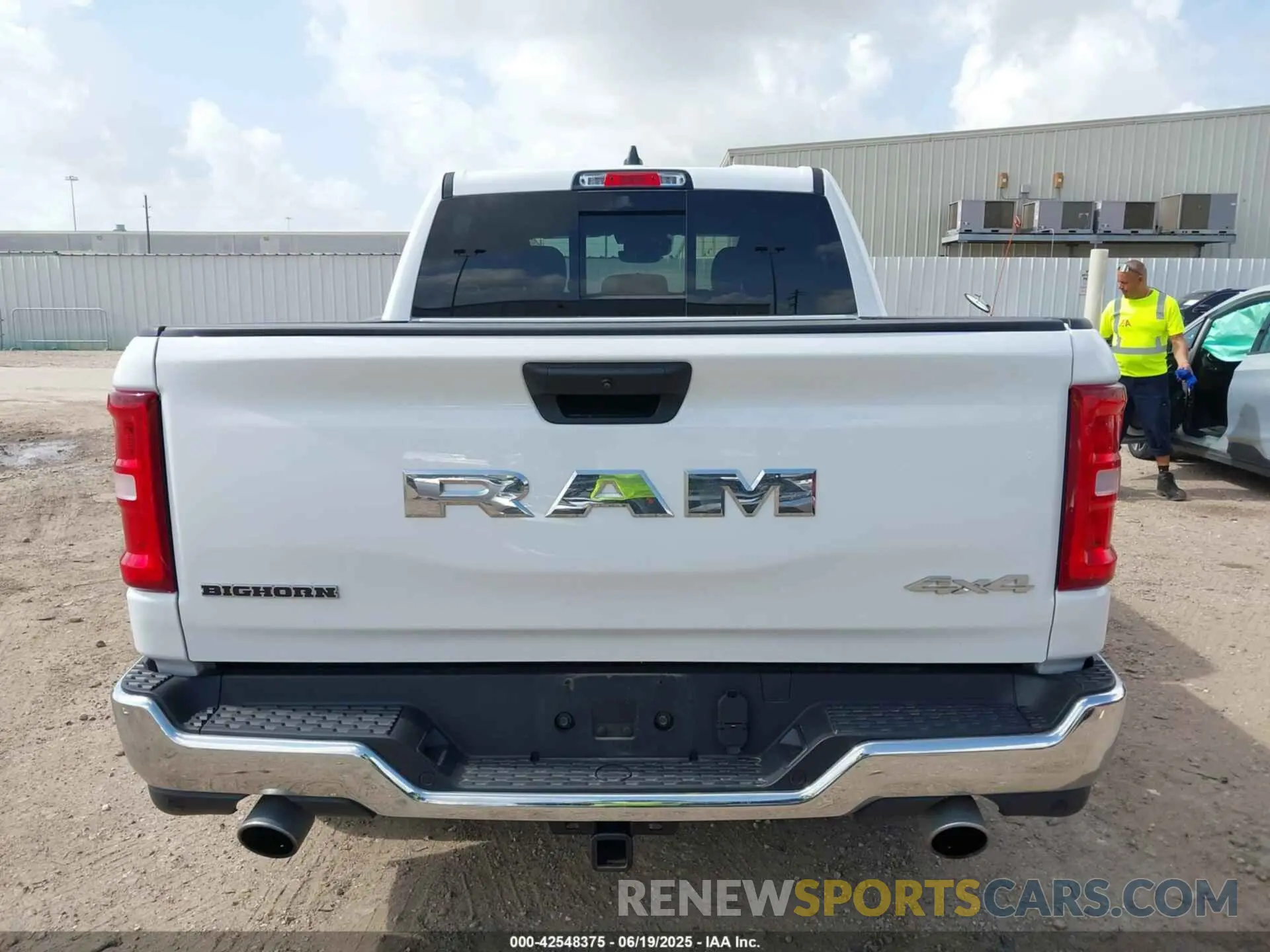 16 fotografías del automóvil dañado 1C6SRFFP6SN563041 RAM 1500 2025