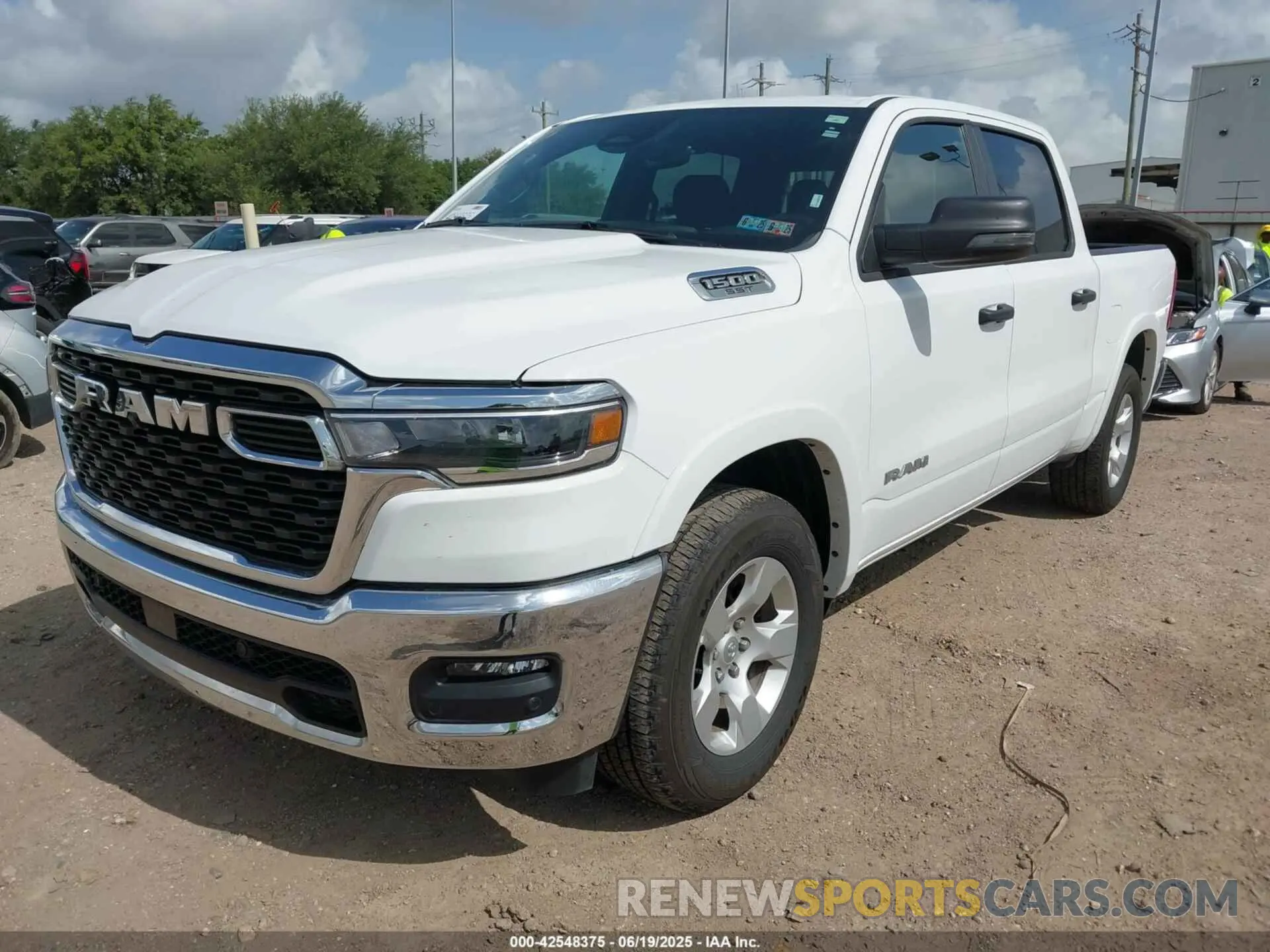2 fotografías del automóvil dañado 1C6SRFFP6SN563041 RAM 1500 2025