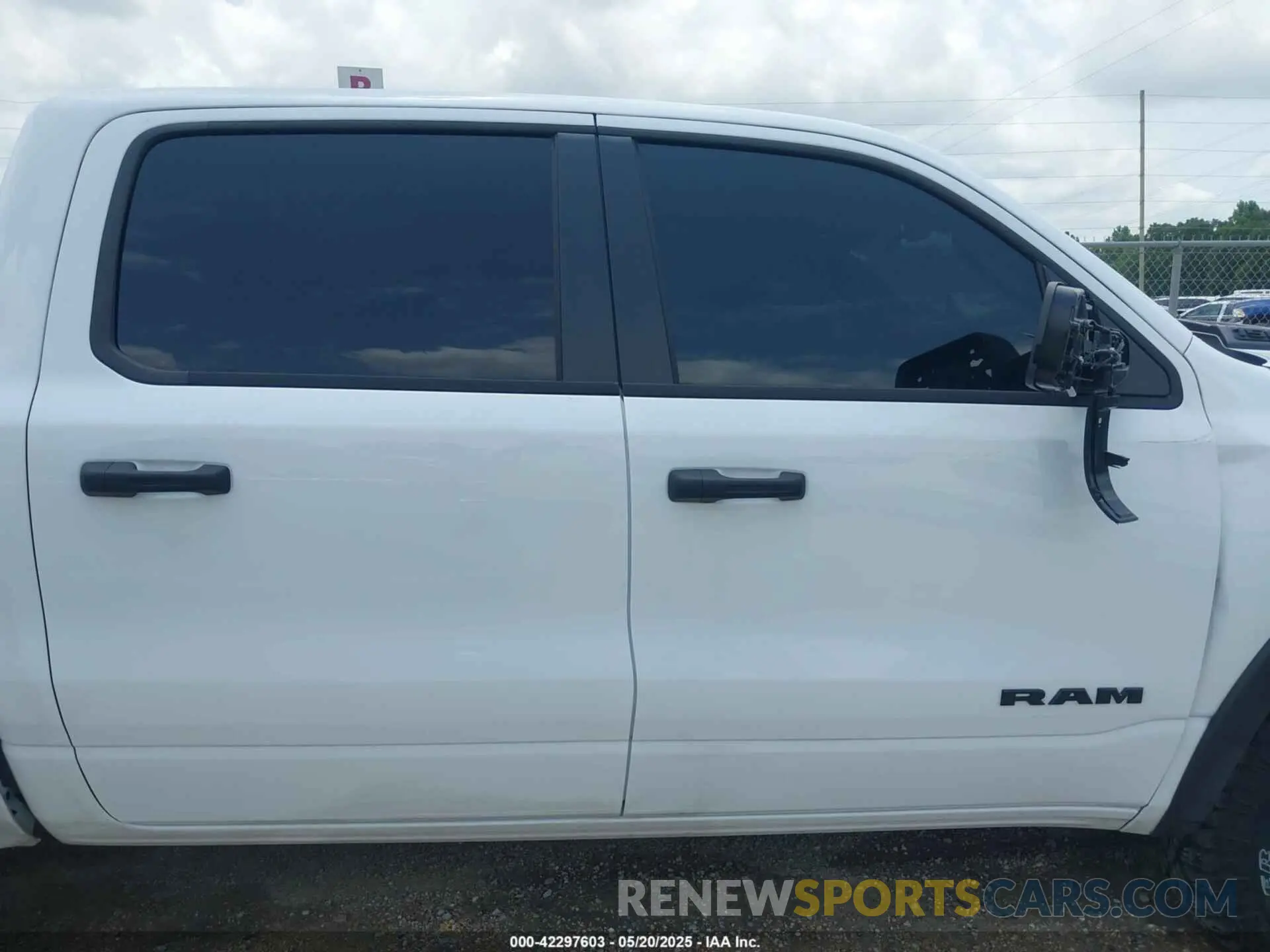14 fotografías del automóvil dañado 1C6SRFLP9SN639467 RAM 1500 2025