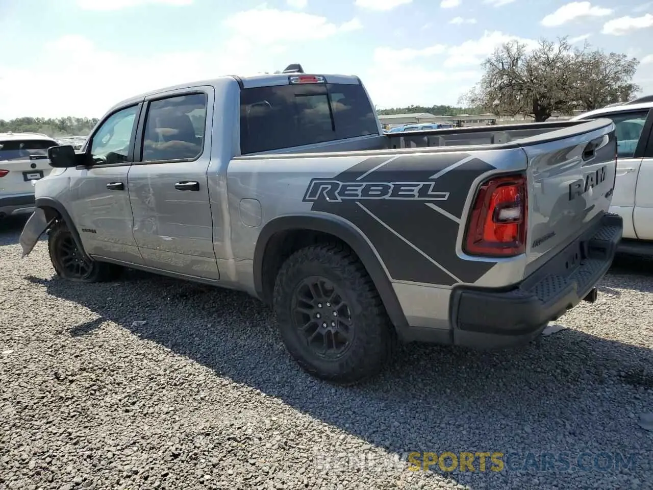 2 fotografías del automóvil dañado 1C6SRFLPXSN583815 RAM 1500 2025
