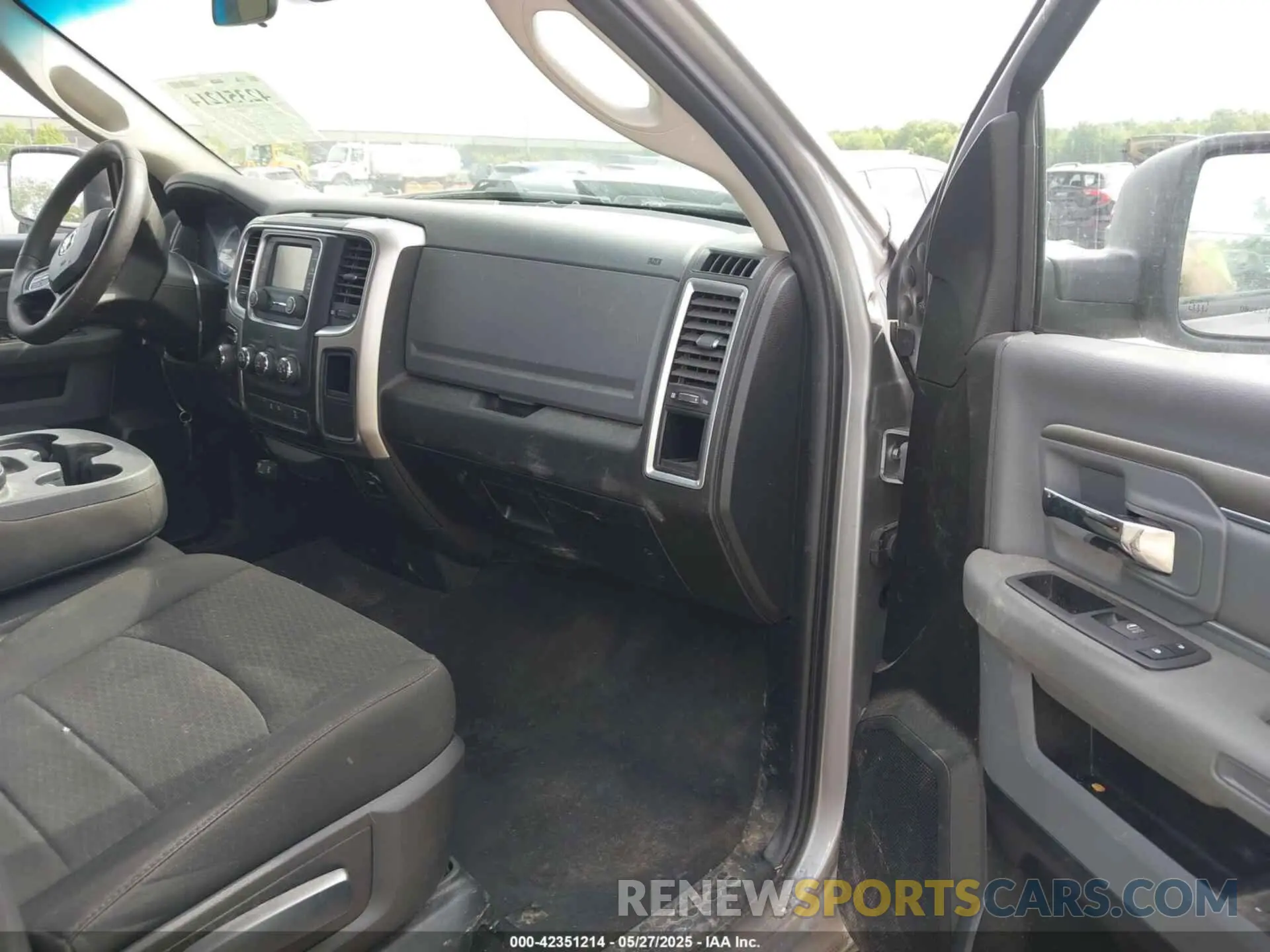 5 fotografías del automóvil dañado 1C6RR6GT6KS722779 RAM 1500 CLASSIC 2019