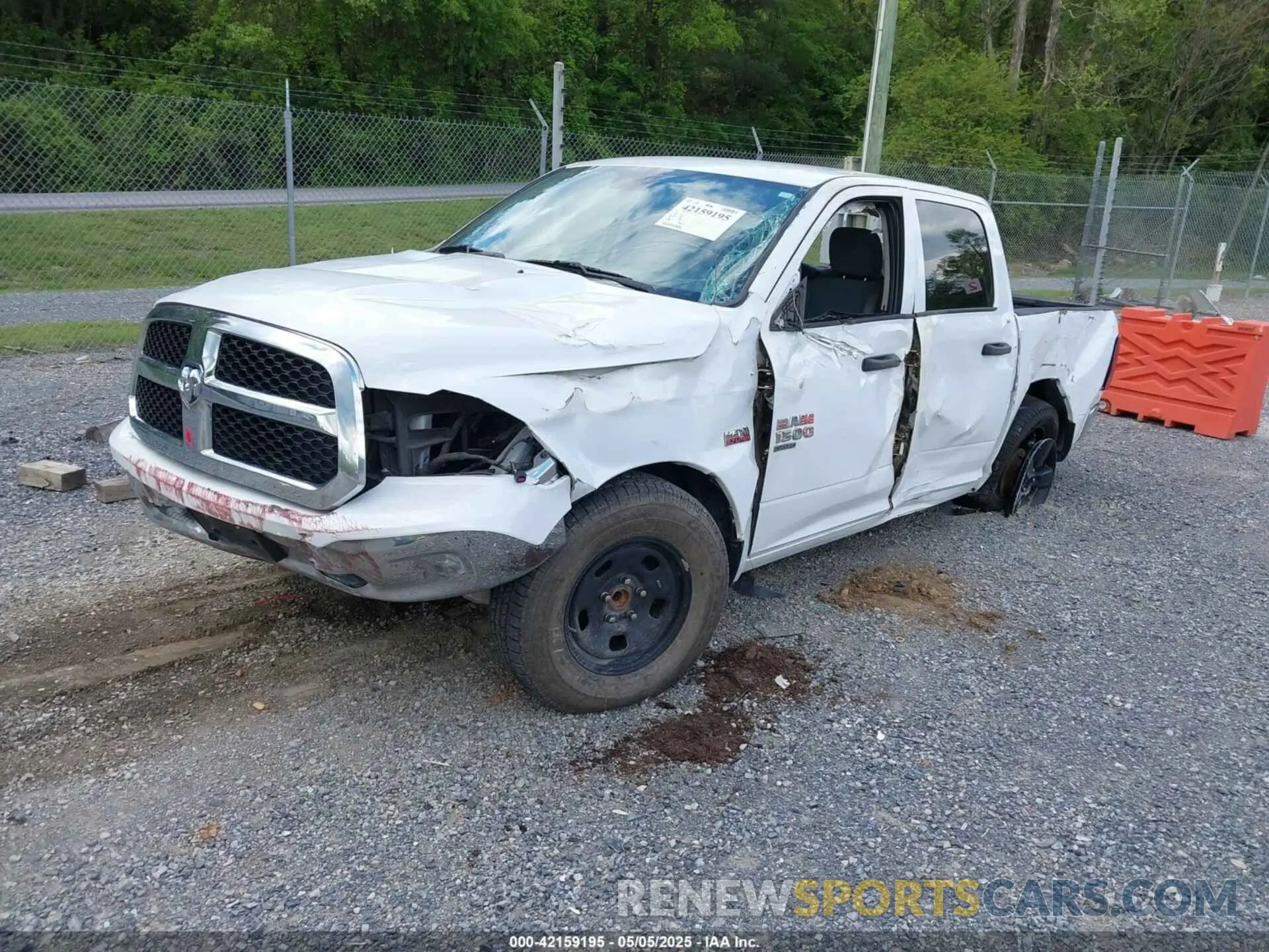 2 fotografías del automóvil dañado 1C6RR6KT5KS552244 RAM 1500 CLASSIC 2019