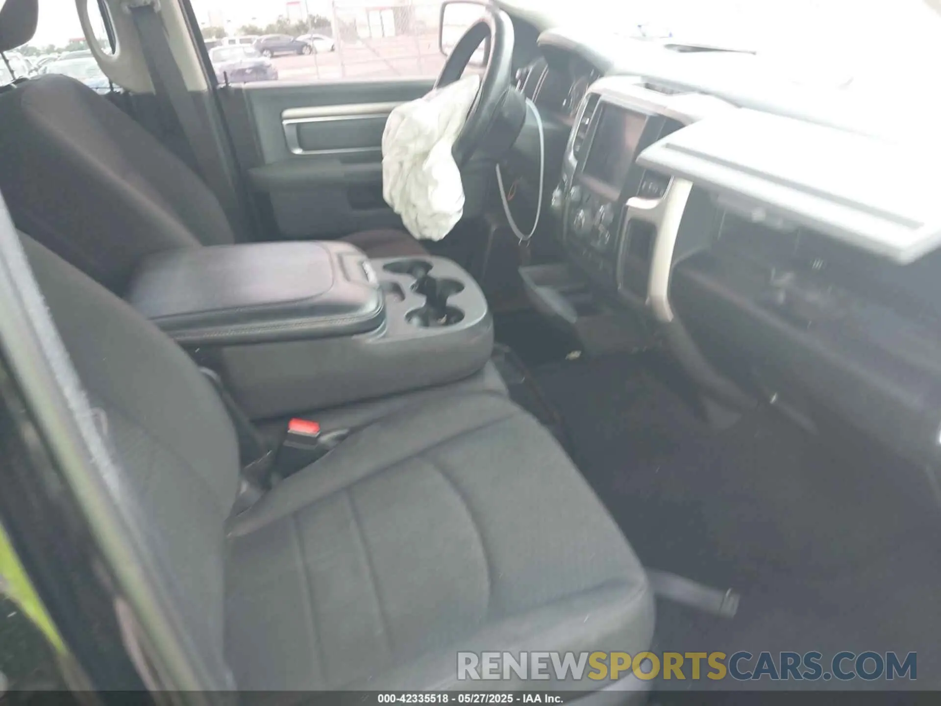 5 fotografías del automóvil dañado 1C6RR6LT0KS697853 RAM 1500 CLASSIC 2019