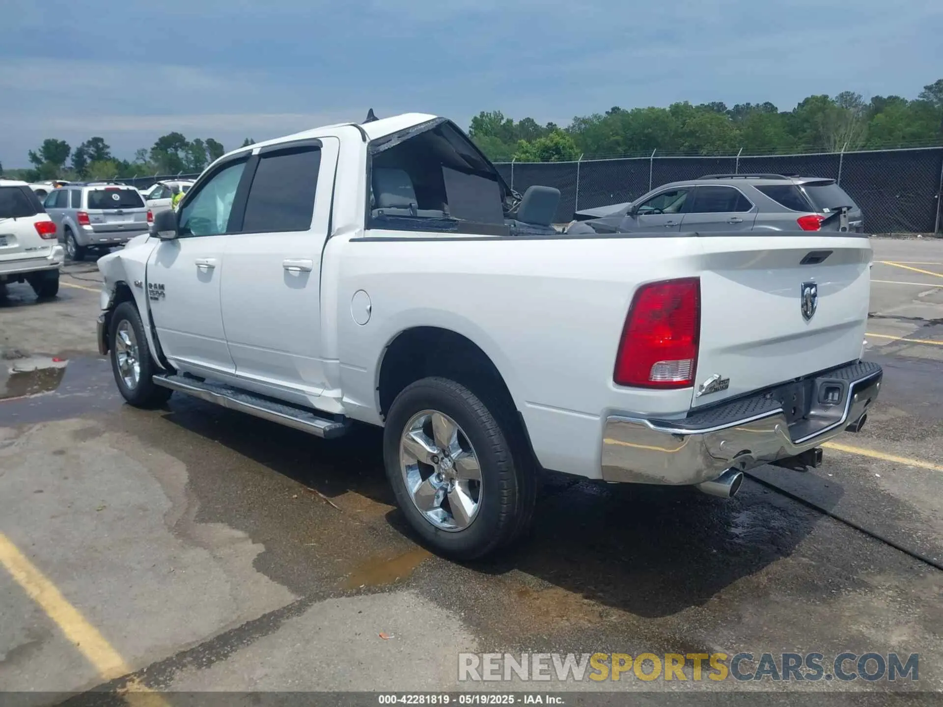3 fotografías del automóvil dañado 1C6RR6LT2KS619557 RAM 1500 CLASSIC 2019