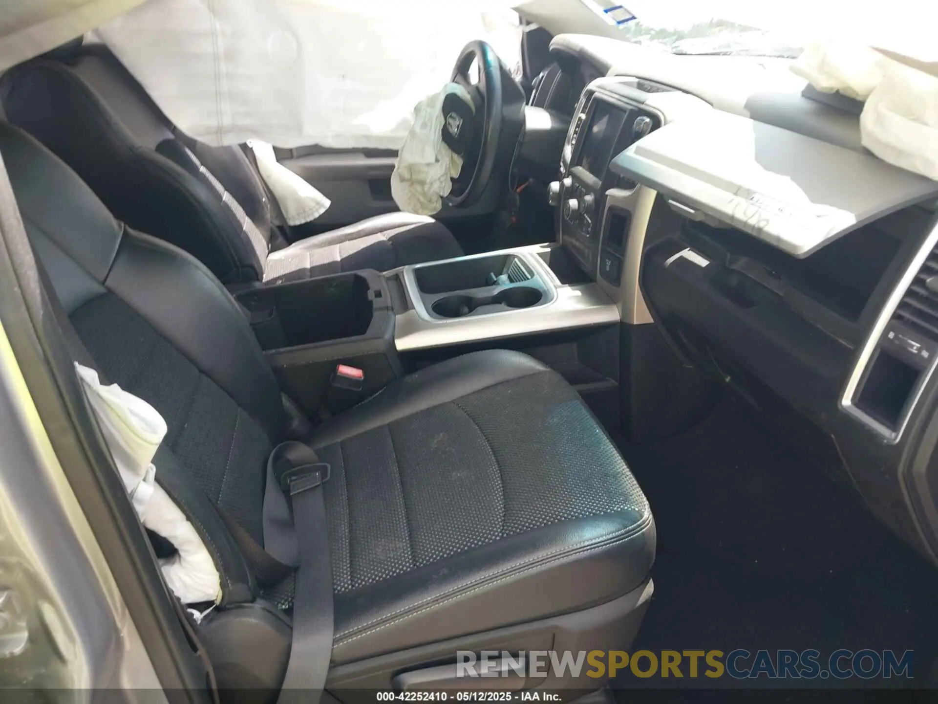 5 fotografías del automóvil dañado 1C6RR6LT4KS604798 RAM 1500 CLASSIC 2019