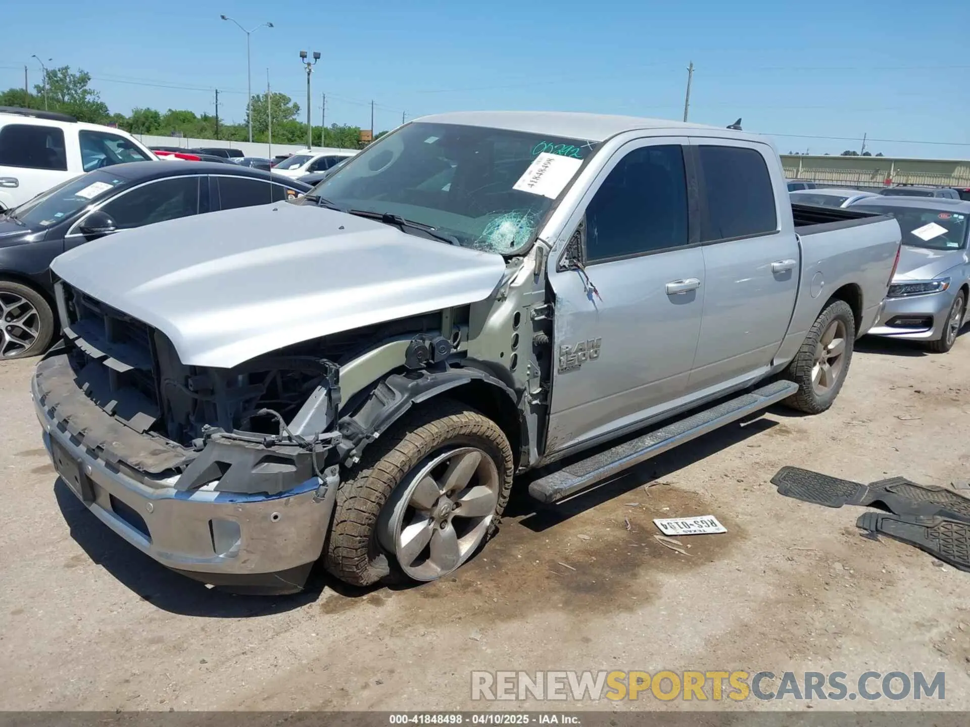 2 fotografías del automóvil dañado 1C6RR6LTXKS564033 RAM 1500 CLASSIC 2019