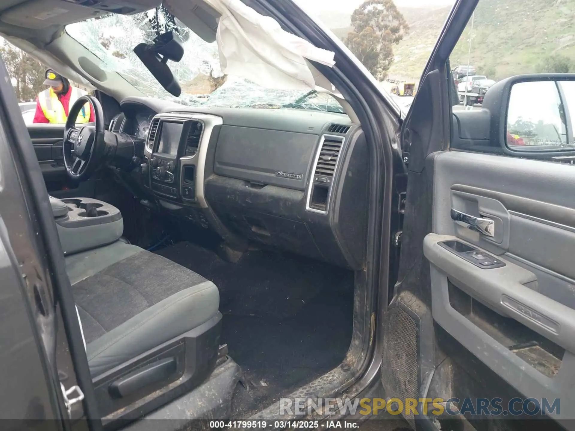 5 fotografías del automóvil dañado 1C6RR6TT5KS512552 RAM 1500 CLASSIC 2019