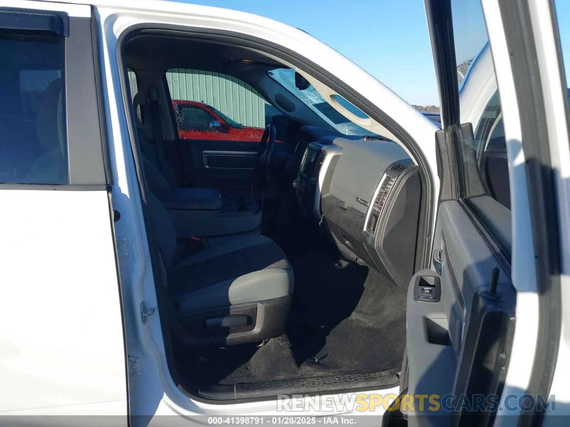 5 fotografías del automóvil dañado 1C6RR6TT9KS585035 RAM 1500 CLASSIC 2019
