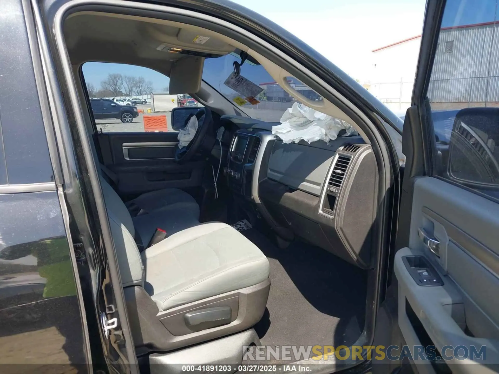 5 fotografías del automóvil dañado 1C6RR6TT9KS693607 RAM 1500 CLASSIC 2019