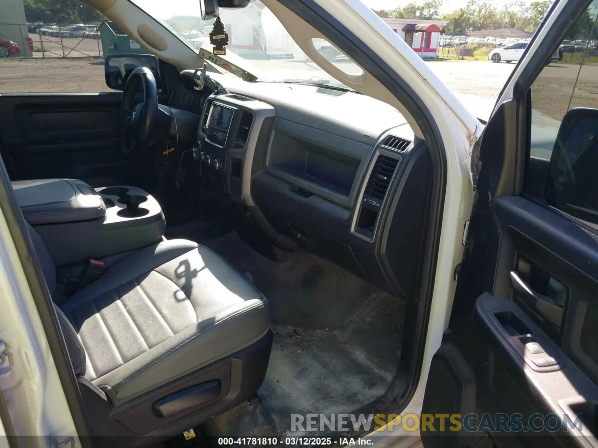 5 fotografías del automóvil dañado 1C6RR7FG3KS609852 RAM 1500 CLASSIC 2019