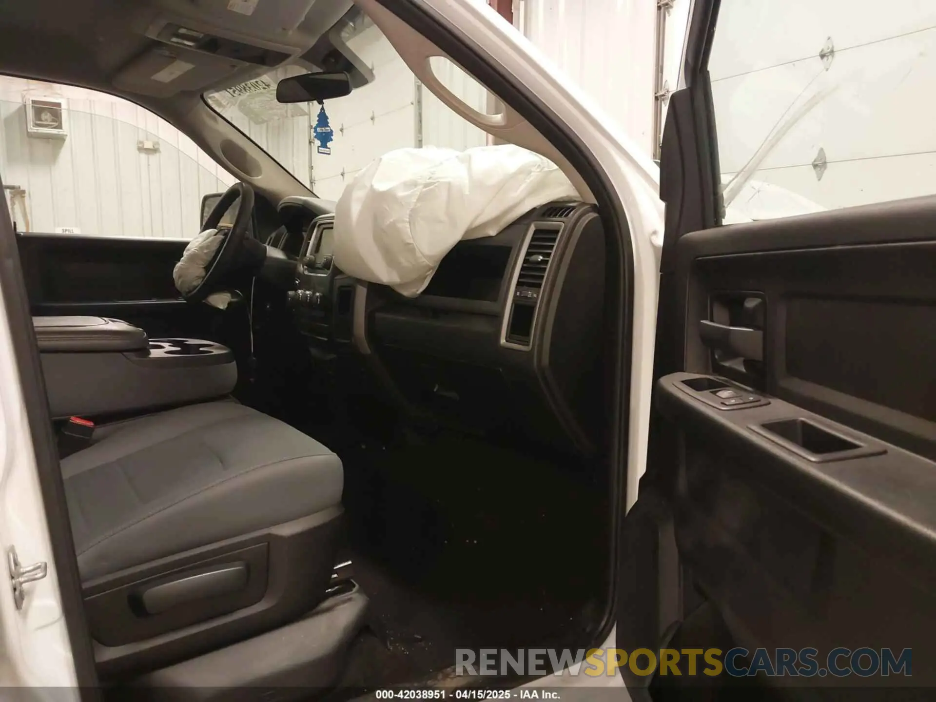 5 fotografías del automóvil dañado 1C6RR7FT0KS531141 RAM 1500 CLASSIC 2019