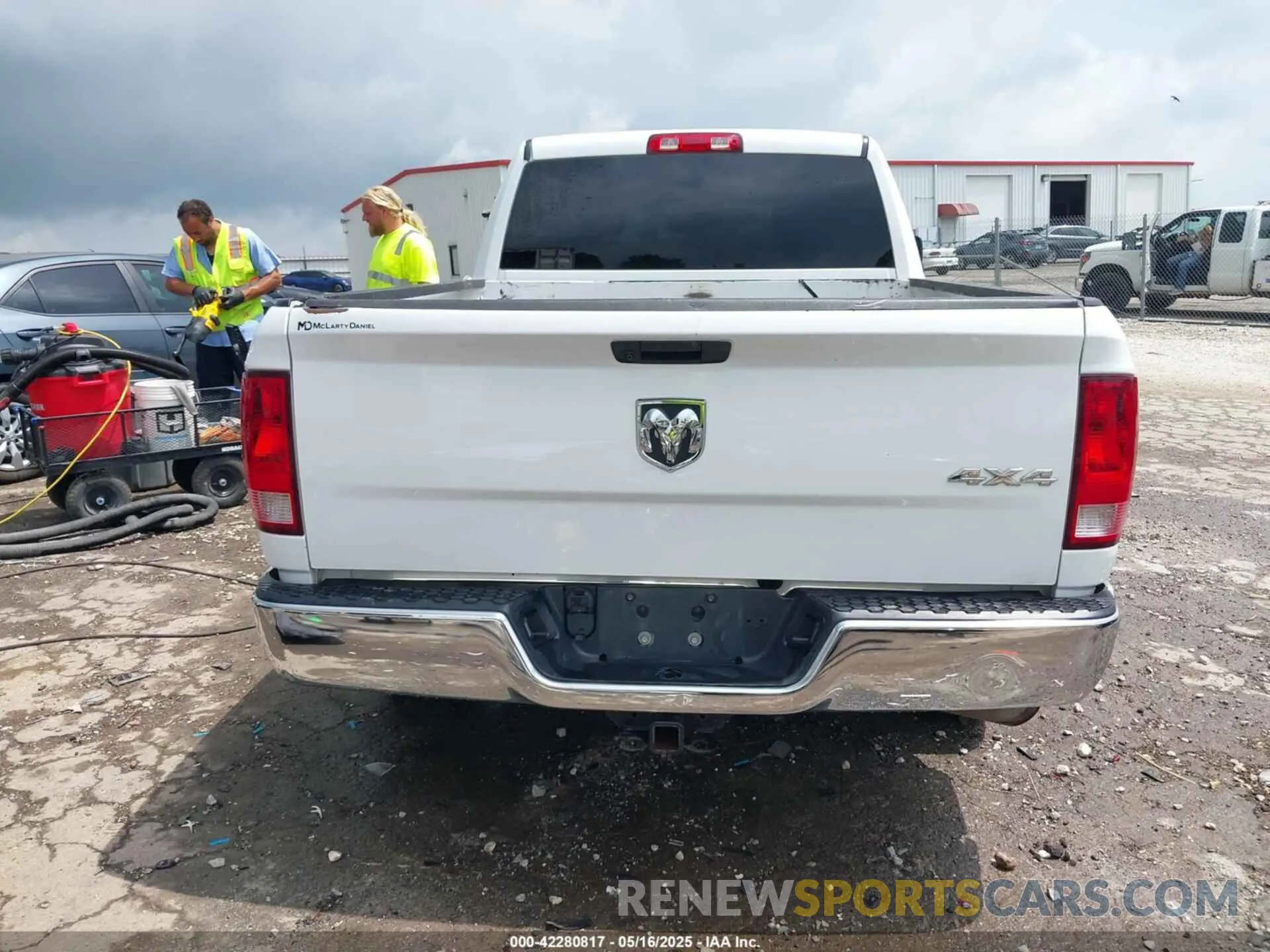 17 fotografías del automóvil dañado 1C6RR7FTXKS710996 RAM 1500 CLASSIC 2019