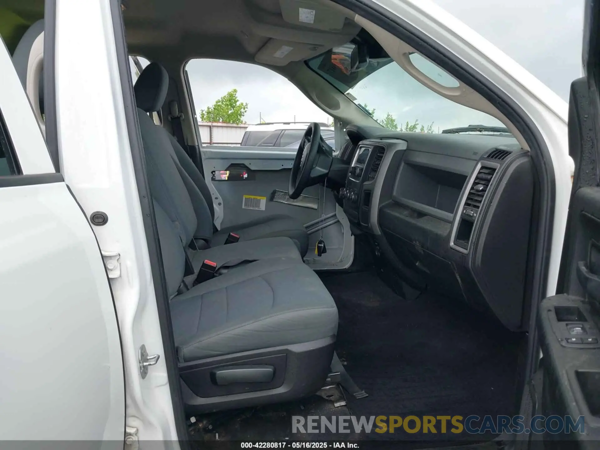 5 fotografías del automóvil dañado 1C6RR7FTXKS710996 RAM 1500 CLASSIC 2019