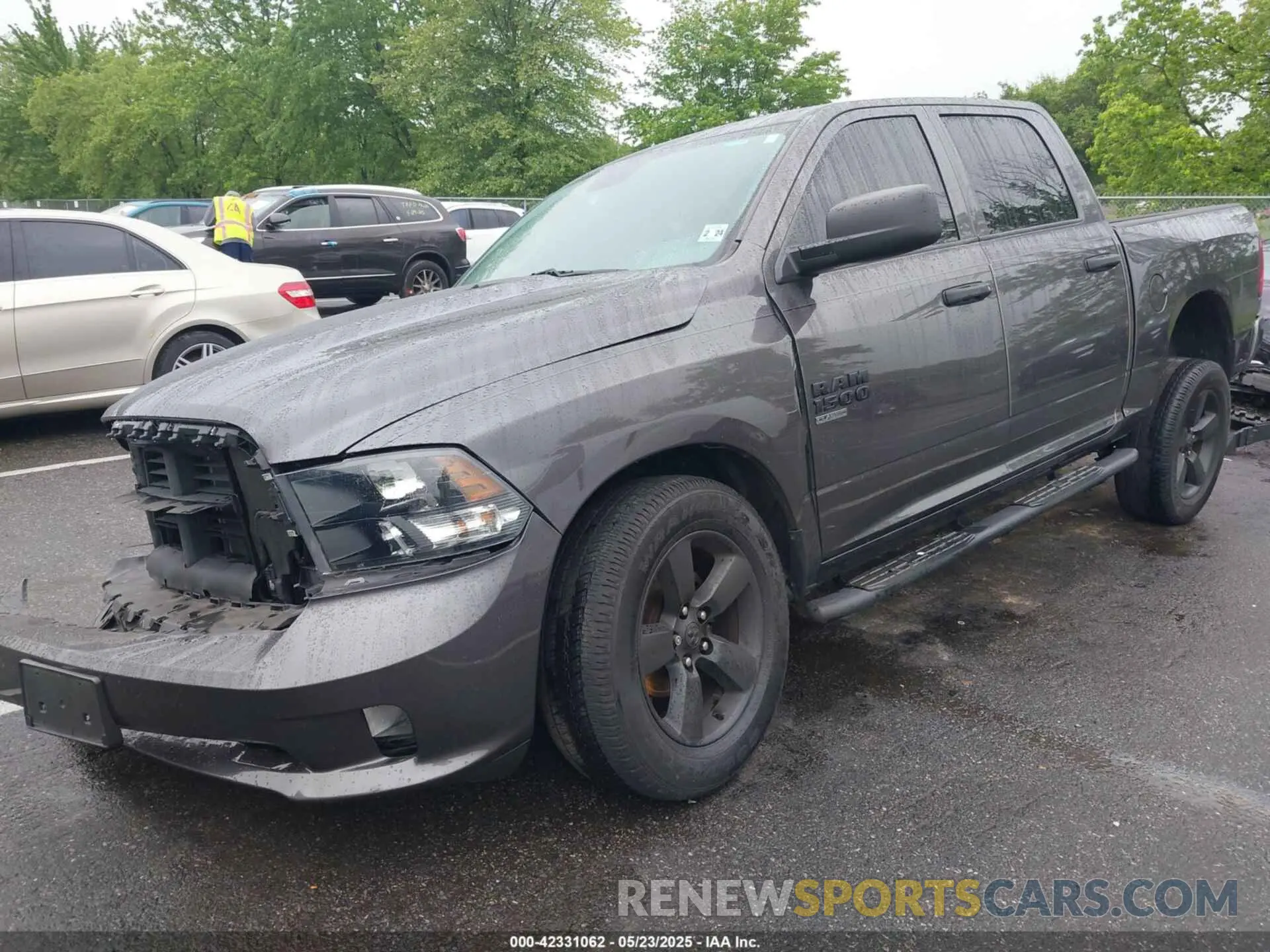 2 fotografías del automóvil dañado 1C6RR7KG9KS520387 RAM 1500 CLASSIC 2019