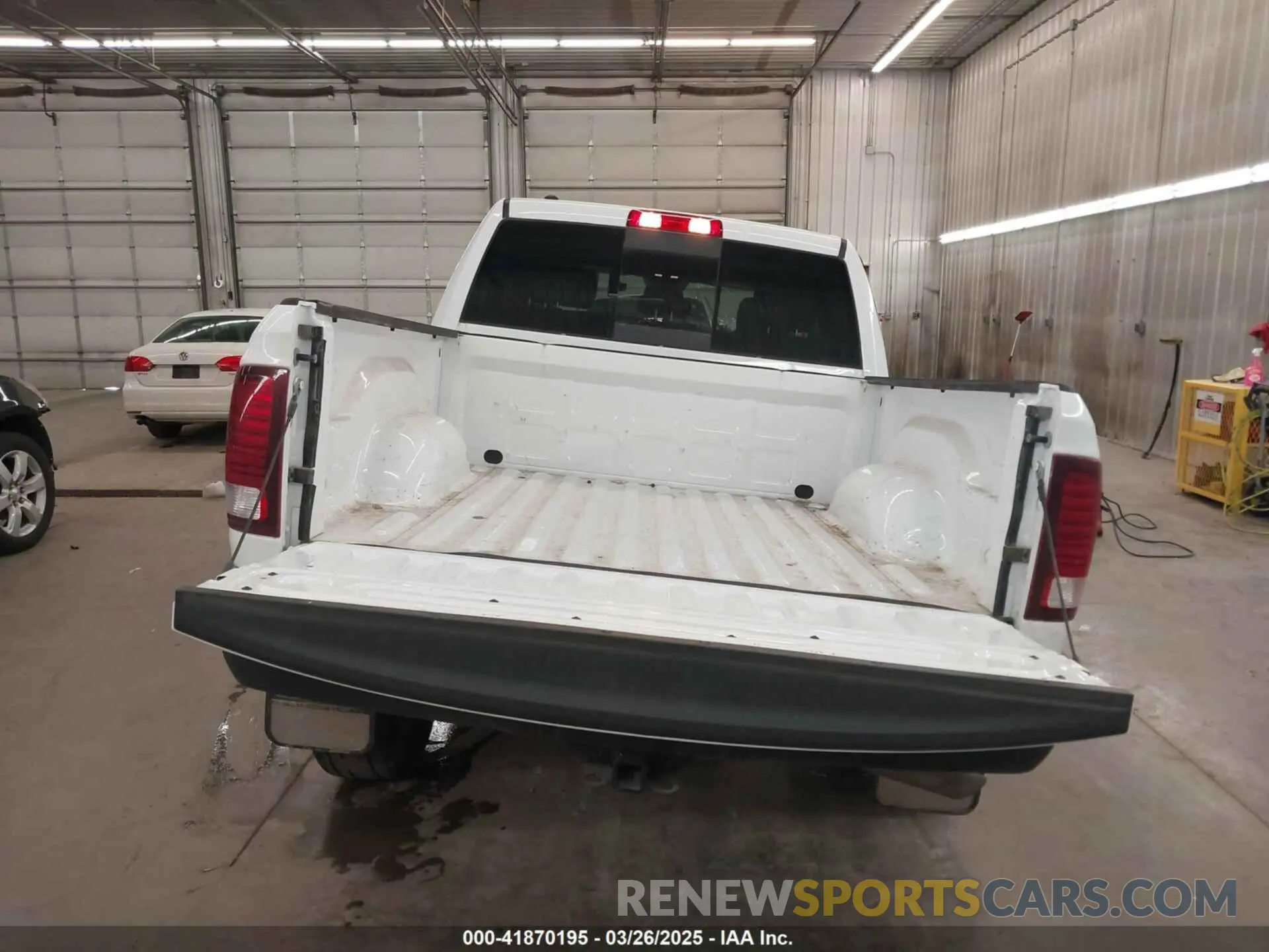 16 fotografías del automóvil dañado 1C6RR7LGXKS743195 RAM 1500 CLASSIC 2019