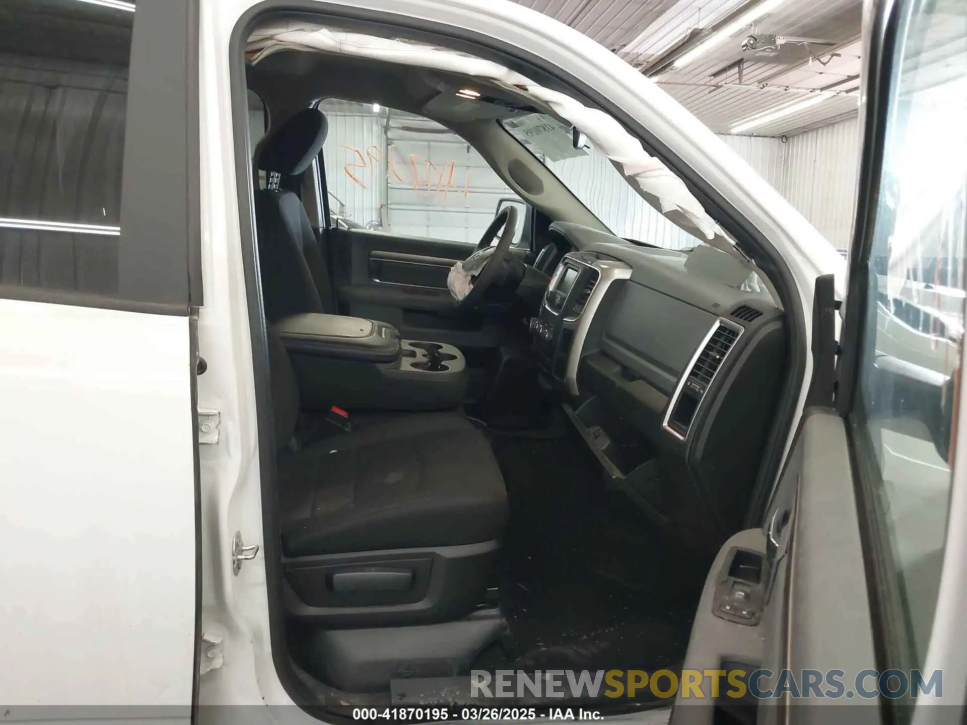 5 fotografías del automóvil dañado 1C6RR7LGXKS743195 RAM 1500 CLASSIC 2019
