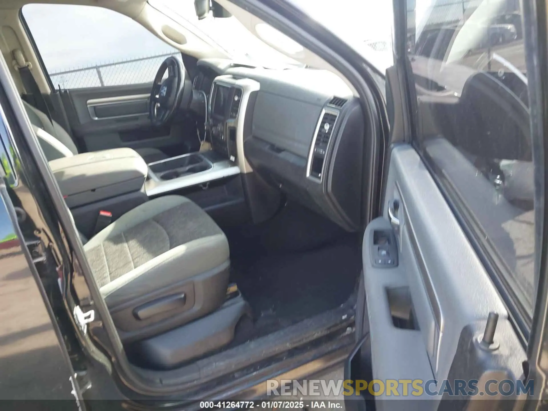 5 fotografías del automóvil dañado 1C6RR7LT6KS534632 RAM 1500 CLASSIC 2019