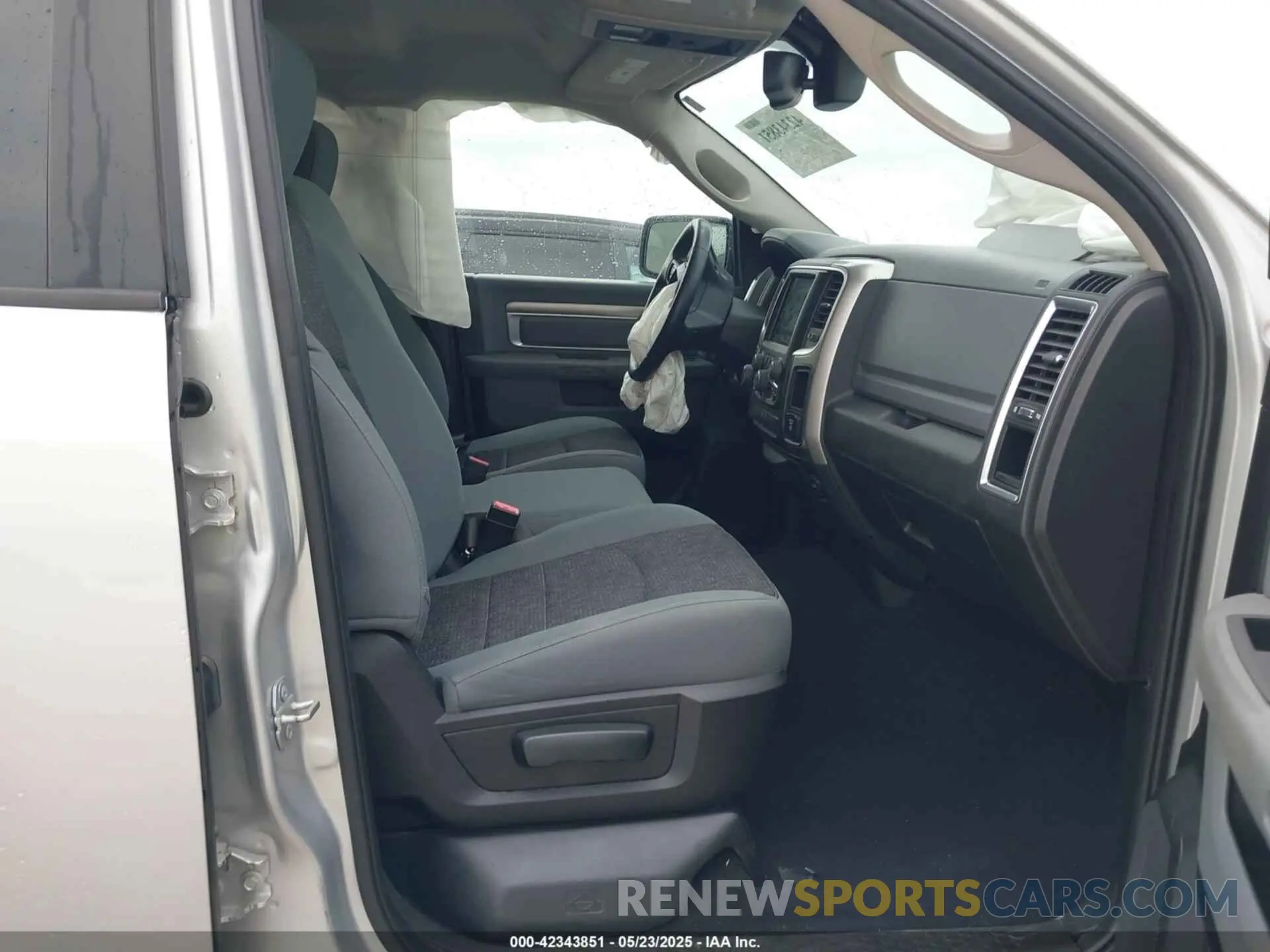 5 fotografías del automóvil dañado 1C6RR7LT6KS550104 RAM 1500 CLASSIC 2019