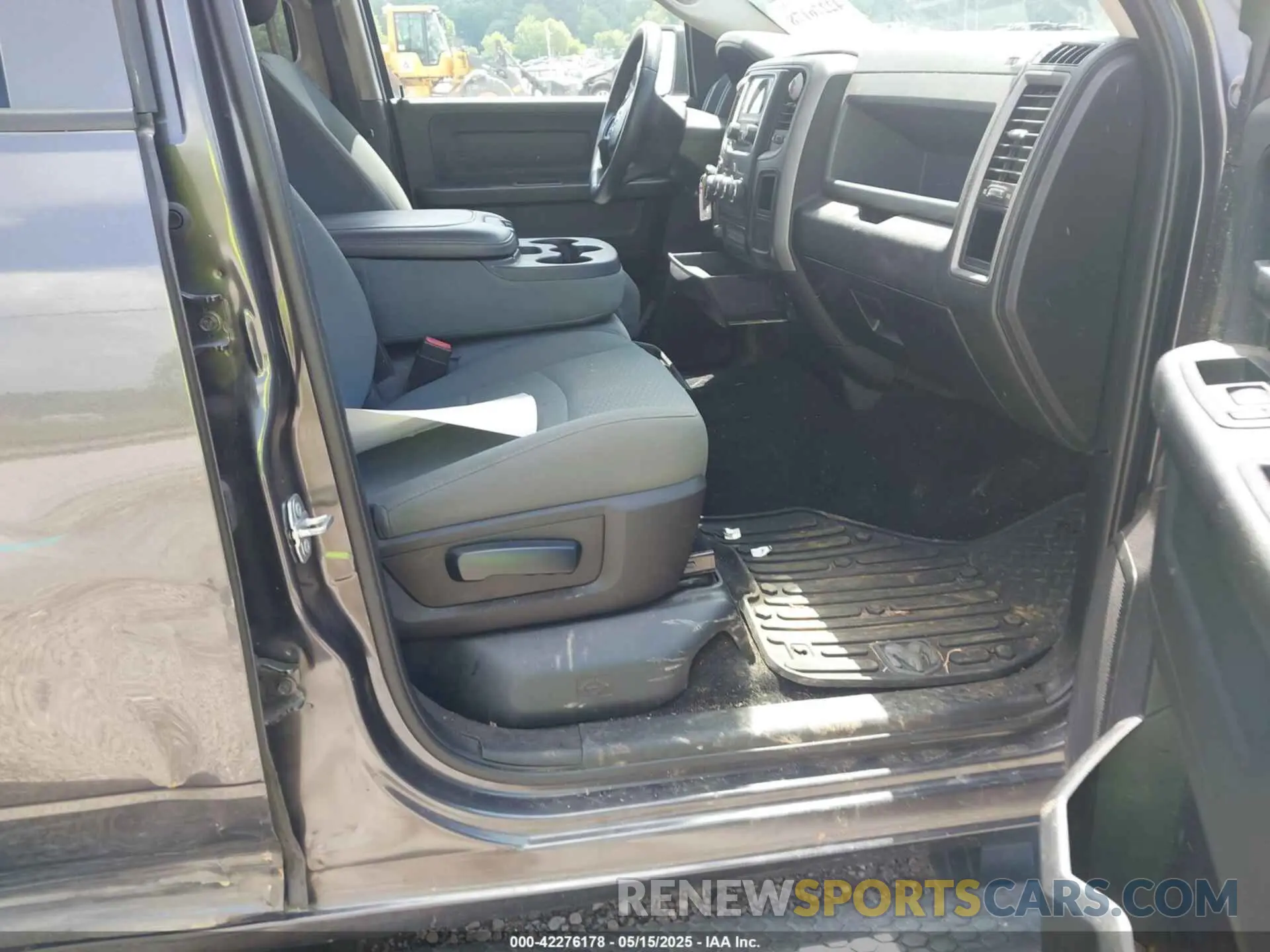 5 fotografías del automóvil dañado 1C6RR7SM1KS696999 RAM 1500 CLASSIC 2019