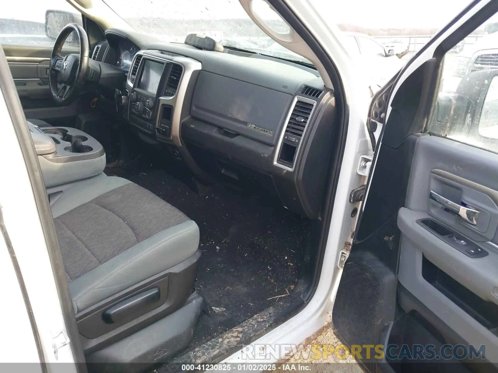 5 fotografías del automóvil dañado 1C6RR7TT1KS513056 RAM 1500 CLASSIC 2019