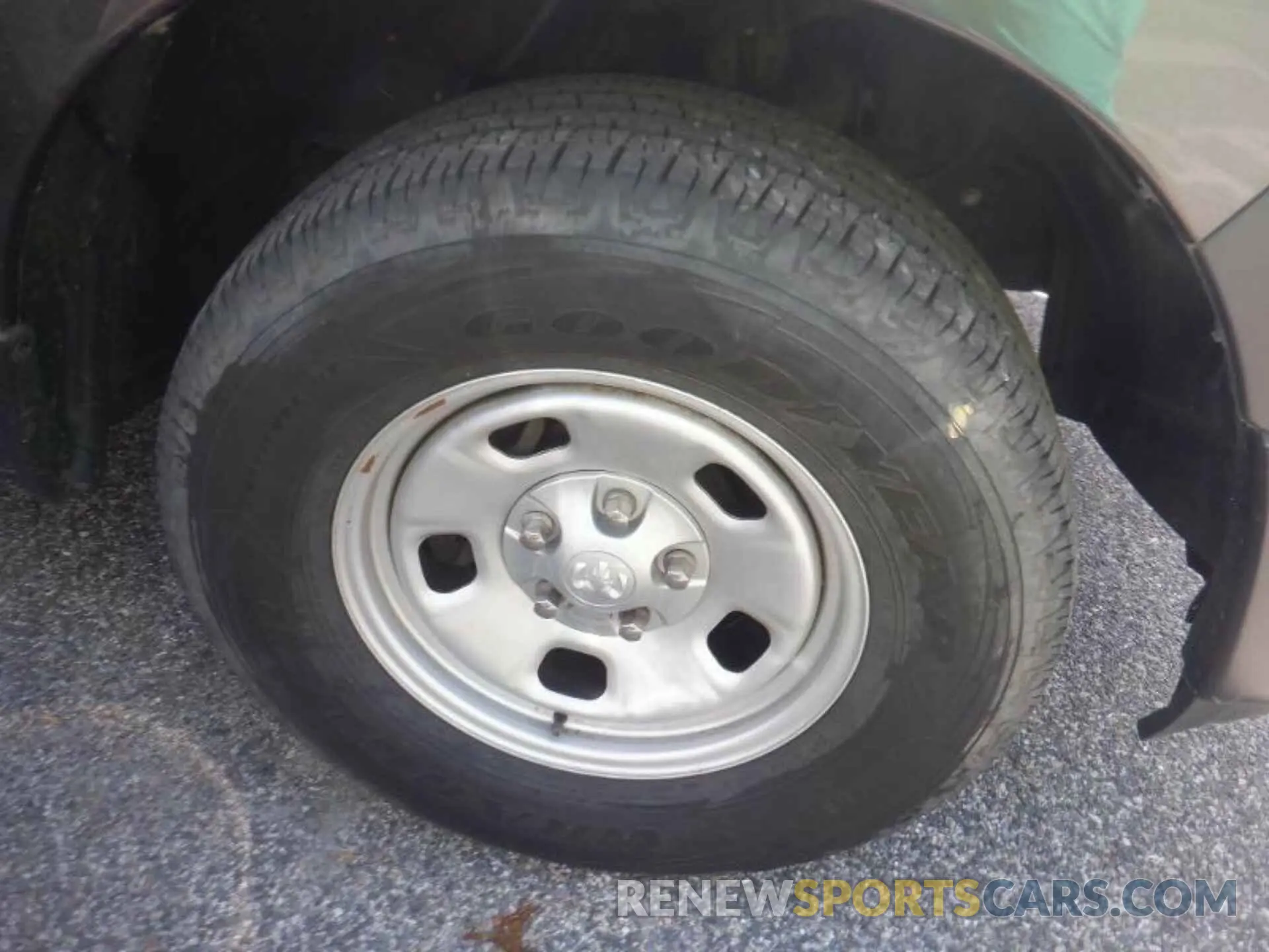 2 fotografías del automóvil dañado 3C6JR6DG9KG569357 RAM 1500 CLASSIC 2019